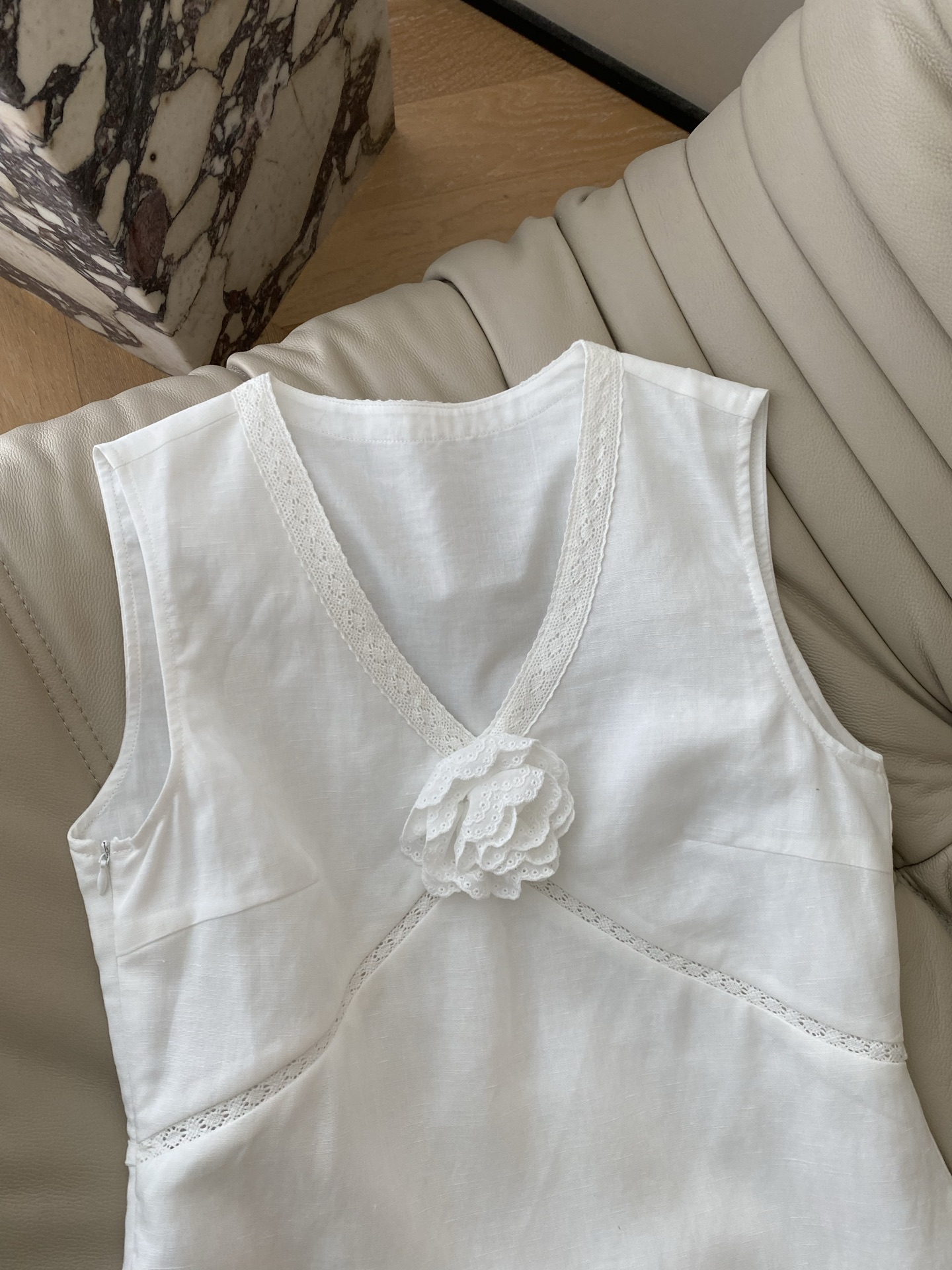 26SS 春夏新款｜蕾丝花朵V领无袖亚麻短裙，甄选透气肌理亚麻面料打造修身短款直筒版型，自带温柔纯欲氛围