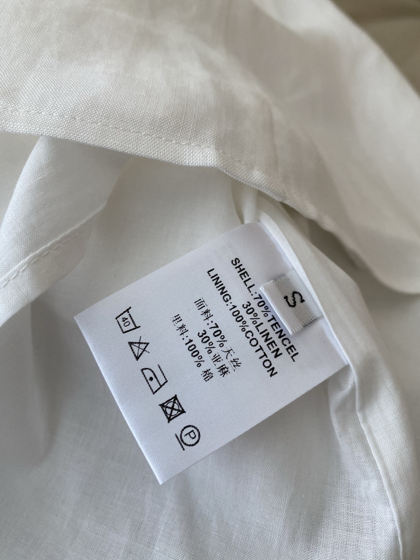 26SS 春夏新款｜蕾丝花朵V领无袖亚麻短裙，甄选透气肌理亚麻面料打造修身短款直筒版型，自带温柔纯欲氛围