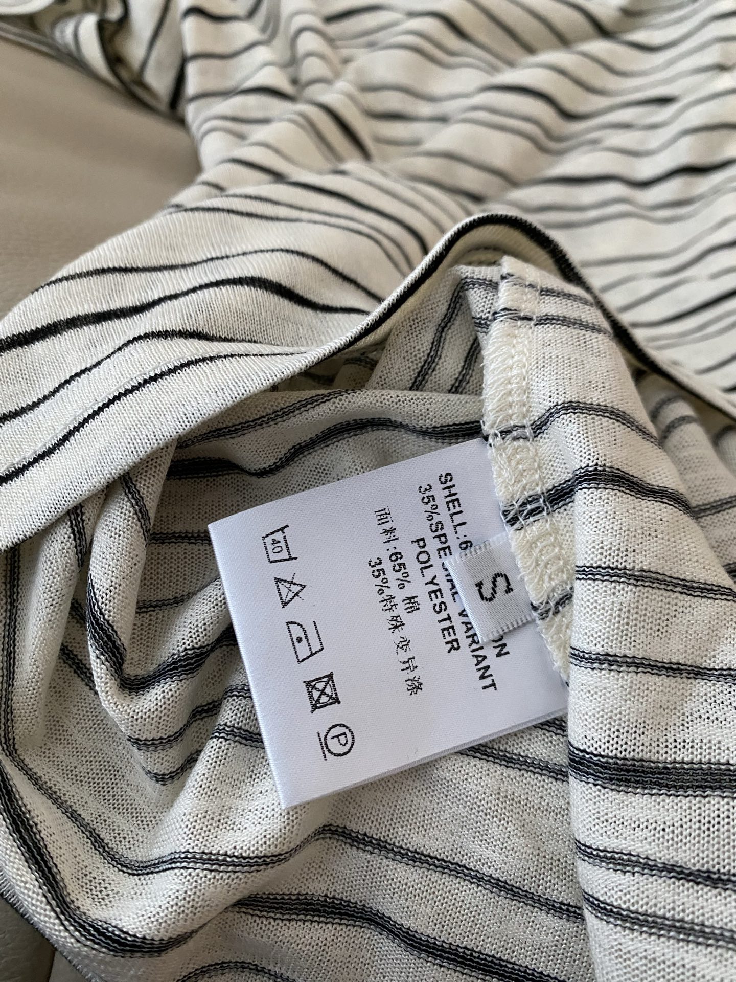 26SS 春夏新款｜蕾丝花边条纹V领抽绳短袖T恤，甄选软糯透气竹节棉面料打造宽松显瘦短袖版型，自带松弛休