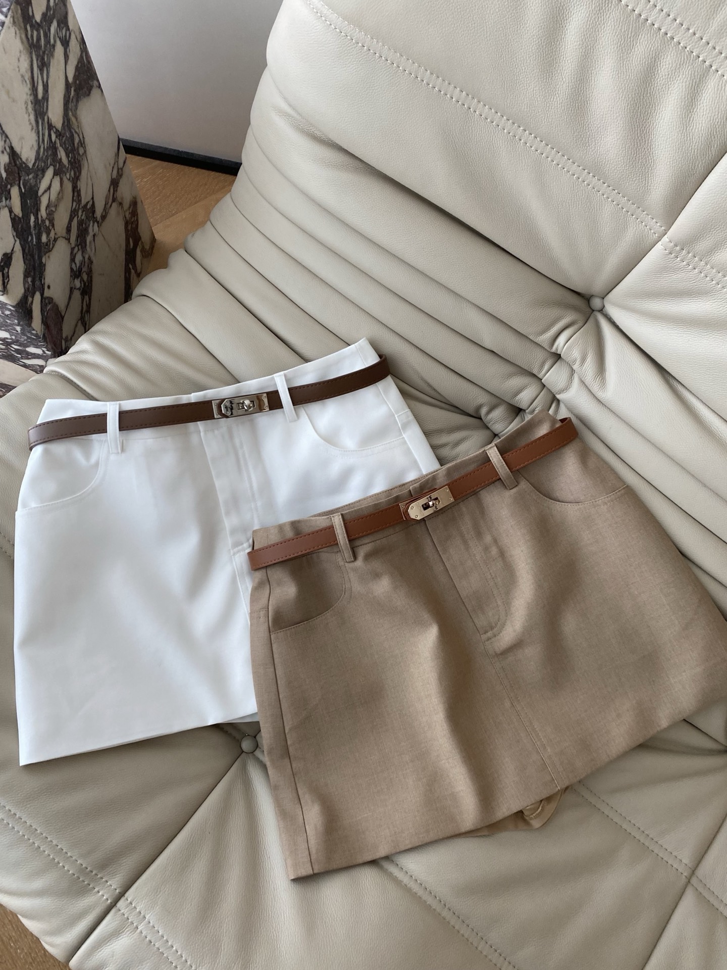 26SS 春夏新款｜皮带锁扣高腰A字短裙裤，甄选垂顺透气西装面料打造高腰显瘦短款版型，复古金属锁扣皮带+