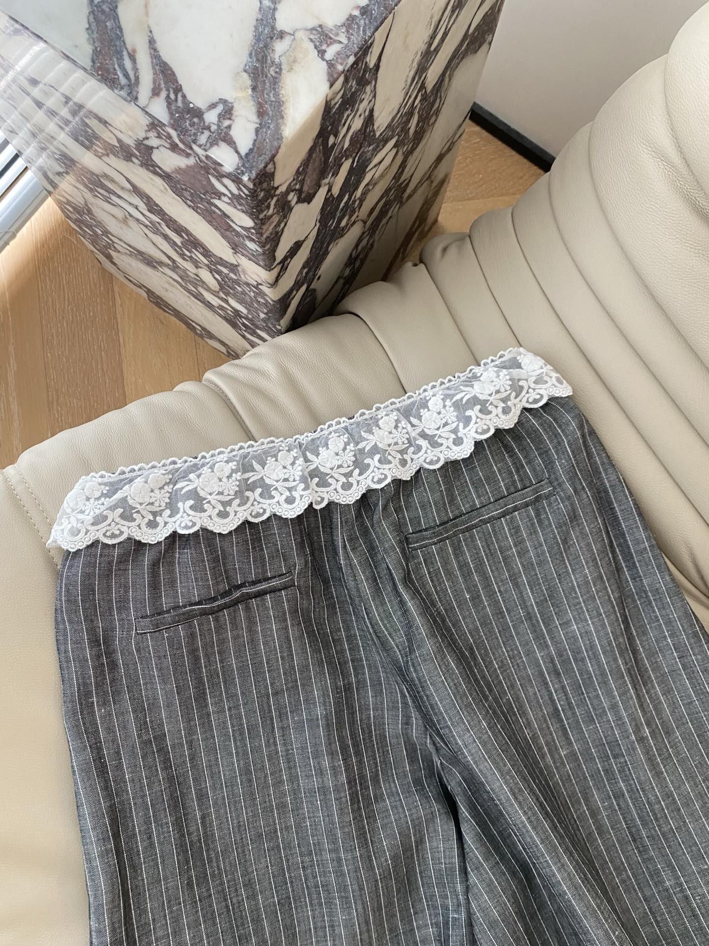 26FW早秋新款｜蕾丝腰头竖条纹阔腿裤，甄选透气肌理亚麻混纺面料打造宽松慵懒阔腿版型，自带松弛慵懒居家氛围感滤镜，精致花