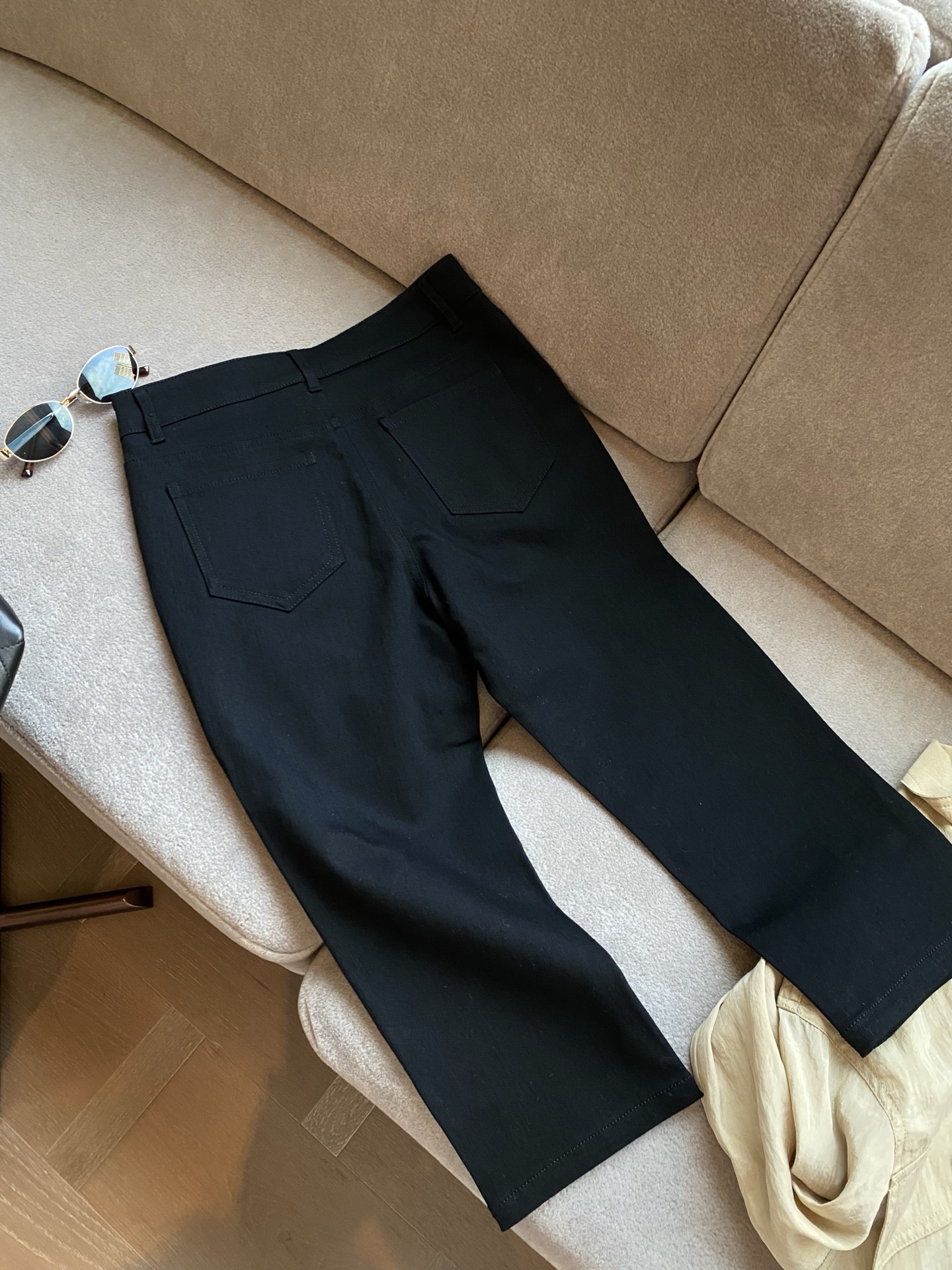 26FW早秋新款｜裤脚开叉黑色直筒七分裤，甄选高弹耐磨斜纹棉料打造高腰直筒七分版型，自带简约干练通勤氛围感滤镜，经典五袋