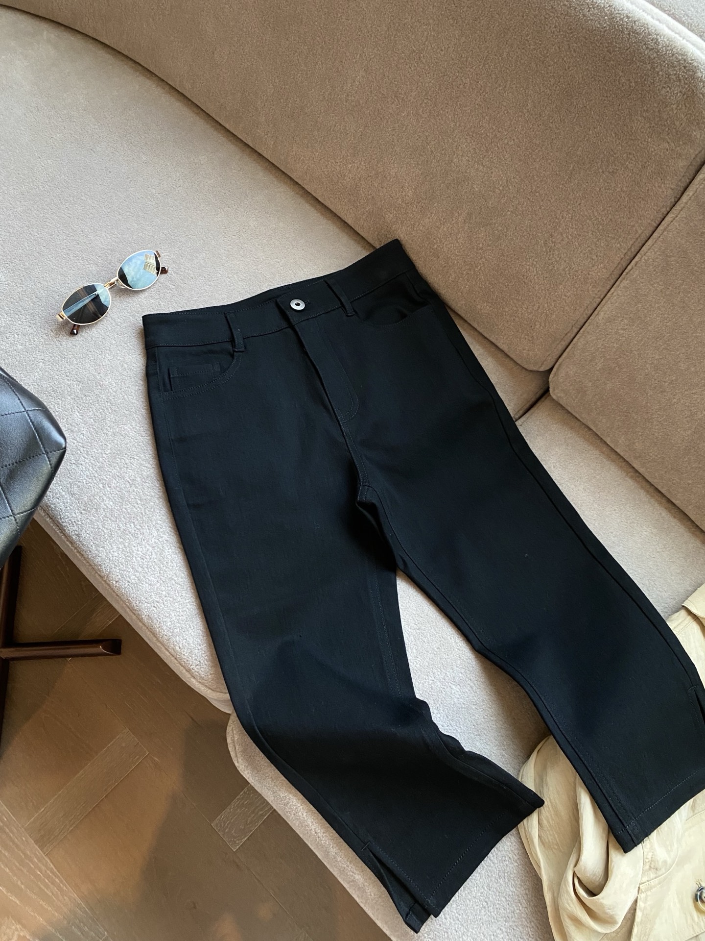 26FW早秋新款｜裤脚开叉黑色直筒七分裤，甄选高弹耐磨斜纹棉料打造高腰直筒七分版型，自带简约干练通勤氛围感滤镜，经典五袋