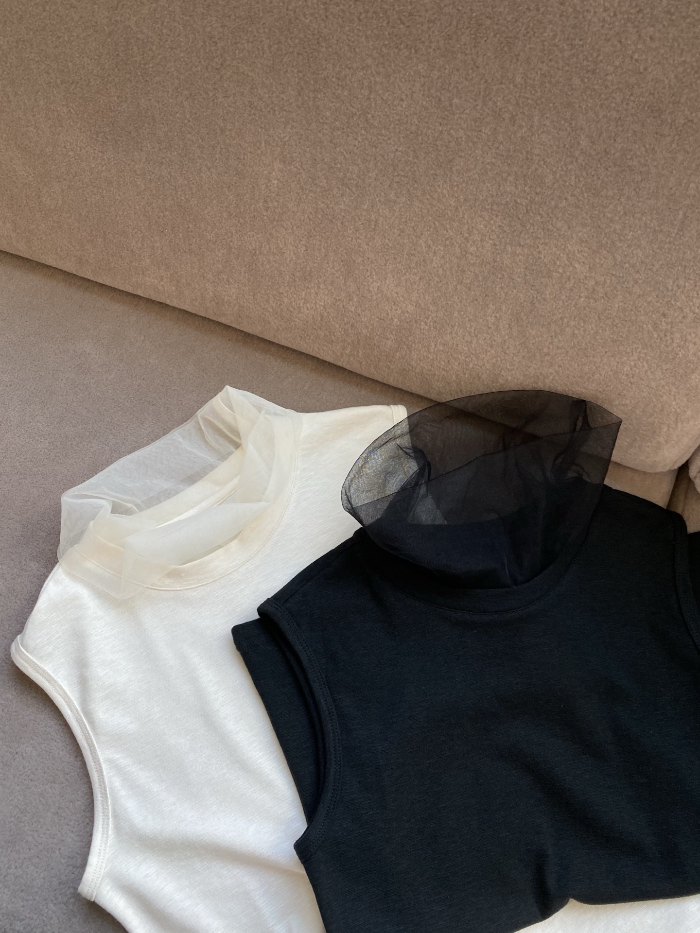 26FW早秋新款｜网纱拼接半高领无袖打底背心，甄选软糯弹力亲肤针织面料打造合身无袖内搭版型，自带温柔精致轻熟氛围感滤镜，