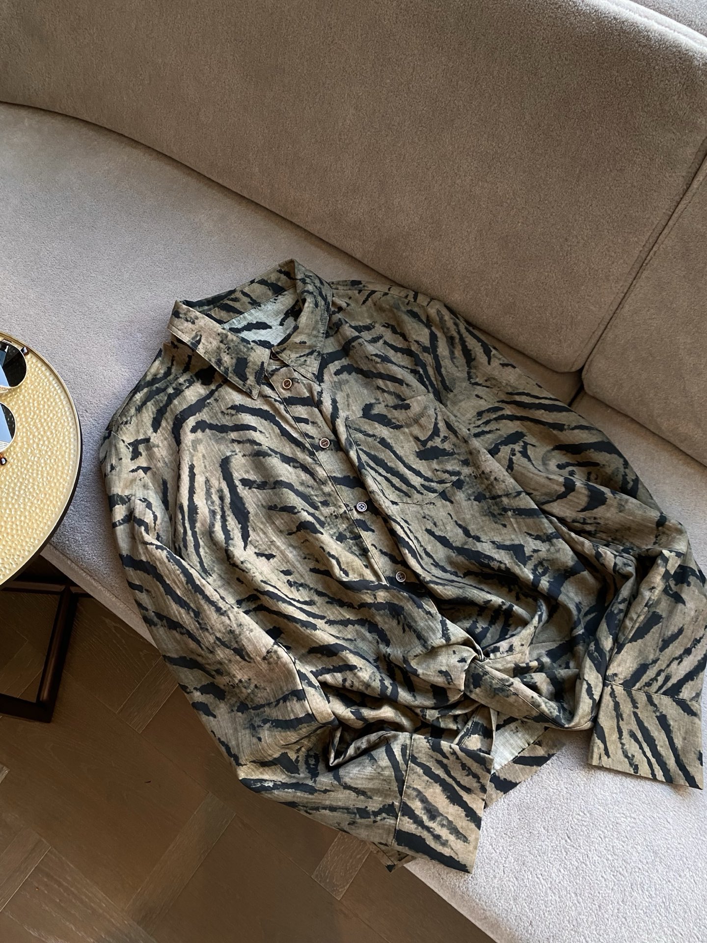 26FW早秋新款｜复古虎纹扎染翻领长袖衬衫，甄选干爽肌理亚麻混纺面料打造随性落肩宽松版型，自带松弛慵懒复古氛围感滤镜，经