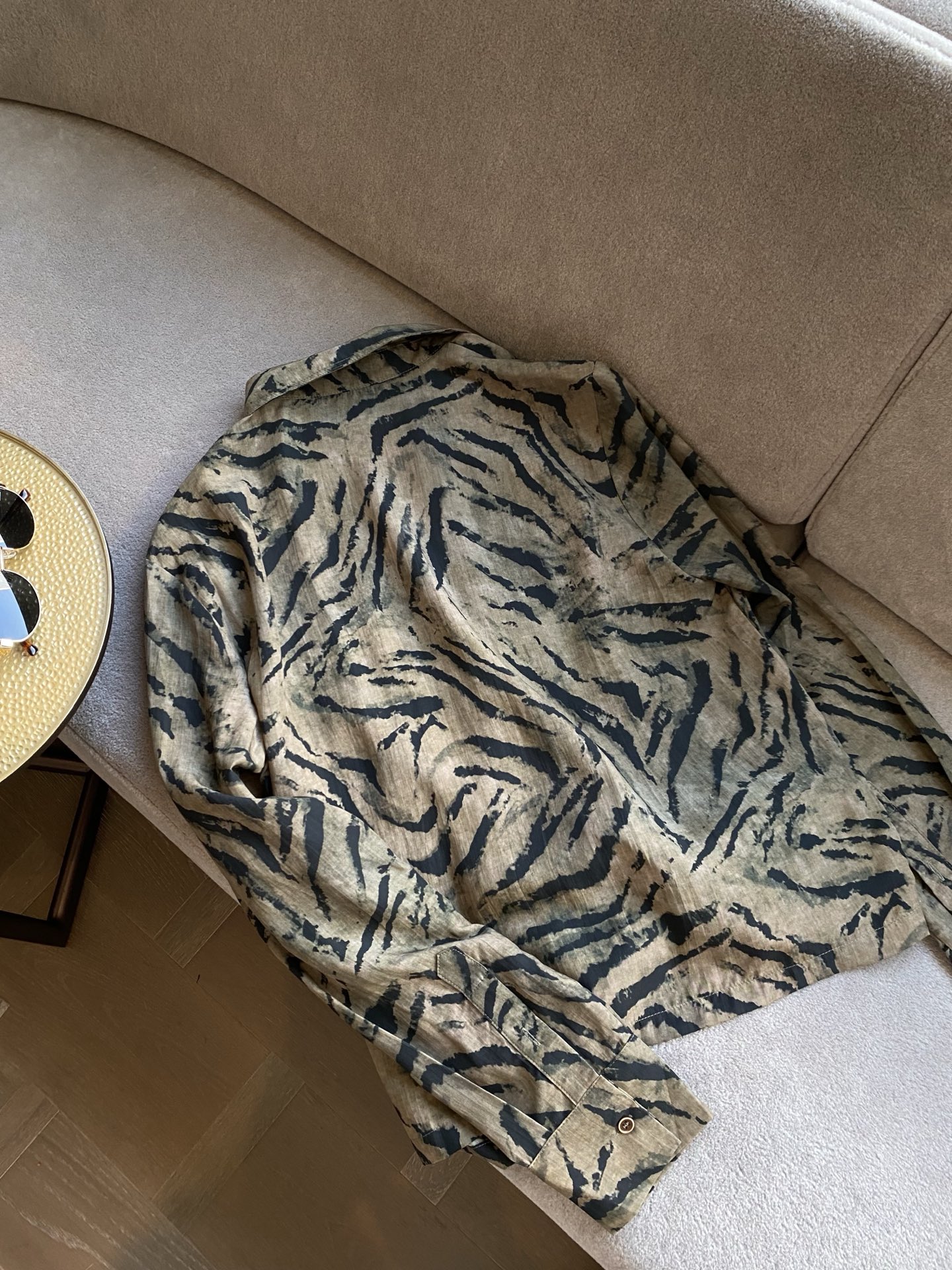 26FW早秋新款｜复古虎纹扎染翻领长袖衬衫，甄选干爽肌理亚麻混纺面料打造随性落肩宽松版型，自带松弛慵懒复古氛围感滤镜，经