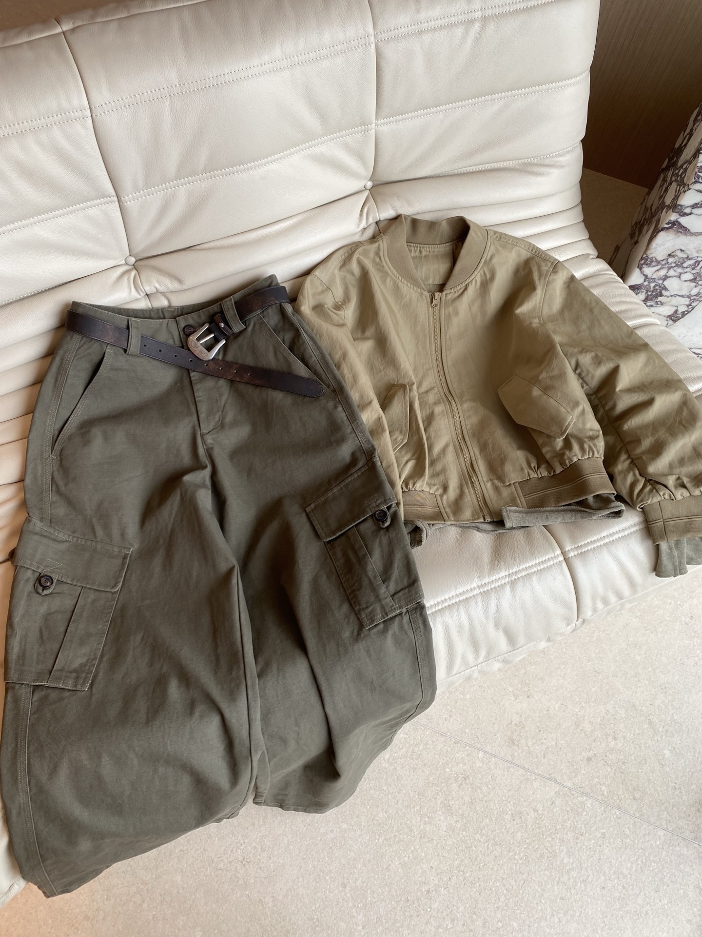 26FW早秋新款｜短款棒球服外套，甄选抗皱皱感机能面料打造短款宽松落肩飞行夹克版型，自带休闲酷感松弛氛围感滤镜，罗纹棒球