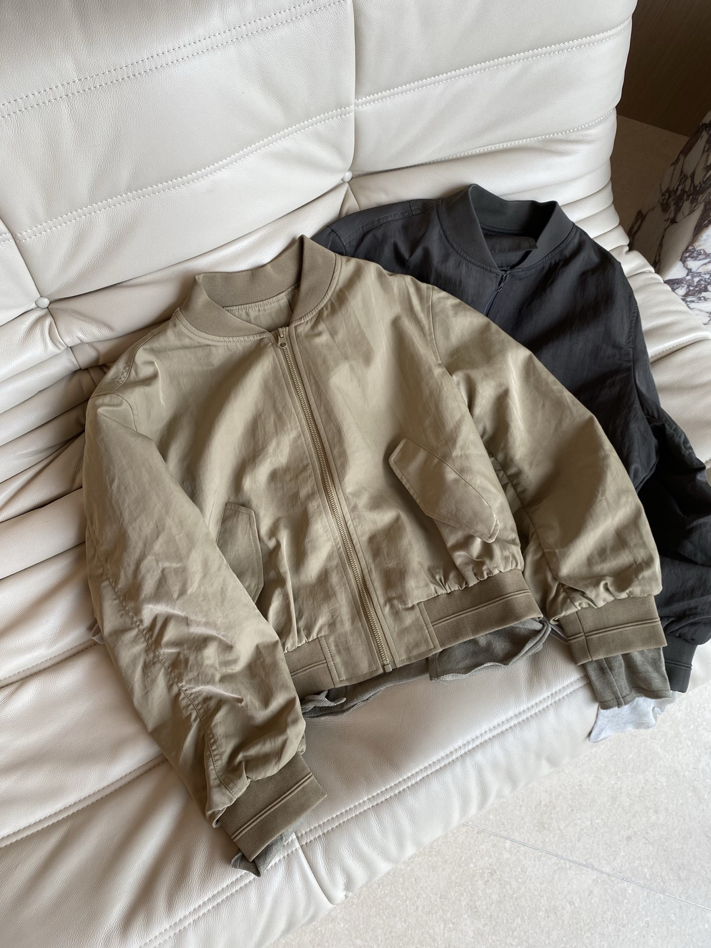26FW早秋新款｜短款棒球服外套，甄选抗皱皱感机能面料打造短款宽松落肩飞行夹克版型，自带休闲酷感松弛氛围感滤镜，罗纹棒球