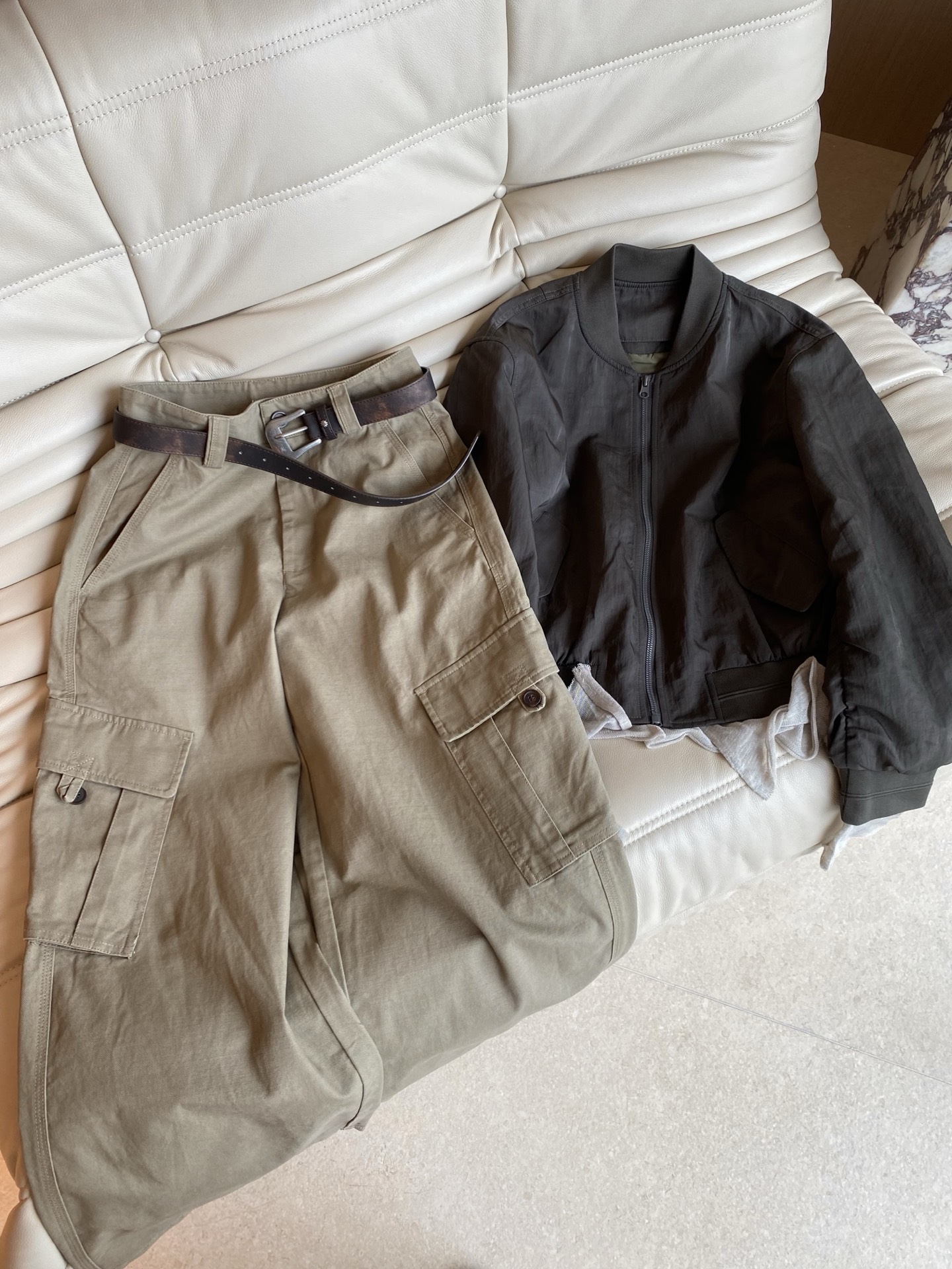 26FW早秋新款｜短款棒球服外套，甄选抗皱皱感机能面料打造短款宽松落肩飞行夹克版型，自带休闲酷感松弛氛围感滤镜，罗纹棒球