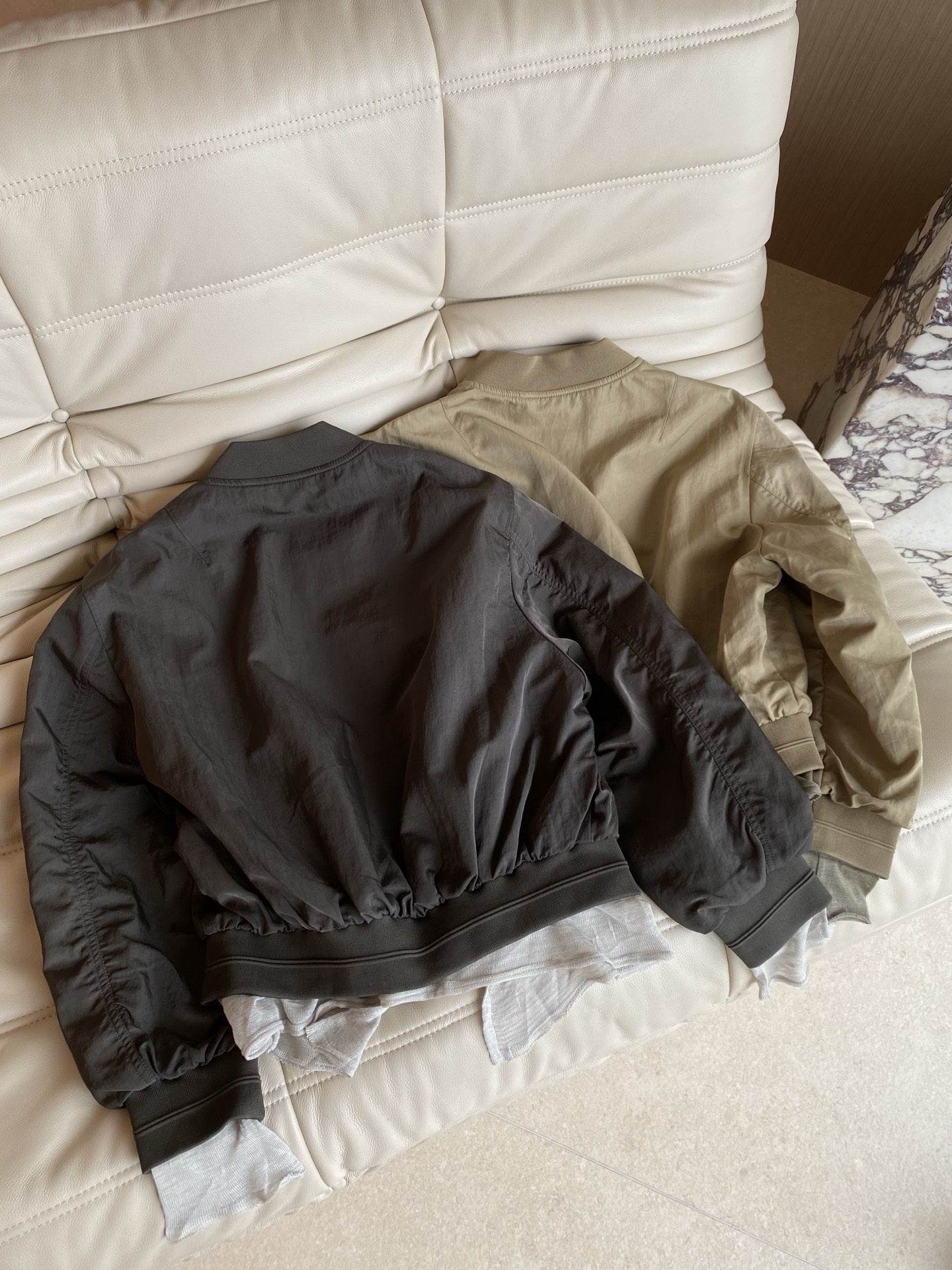26FW早秋新款｜短款棒球服外套，甄选抗皱皱感机能面料打造短款宽松落肩飞行夹克版型，自带休闲酷感松弛氛围感滤镜，罗纹棒球
