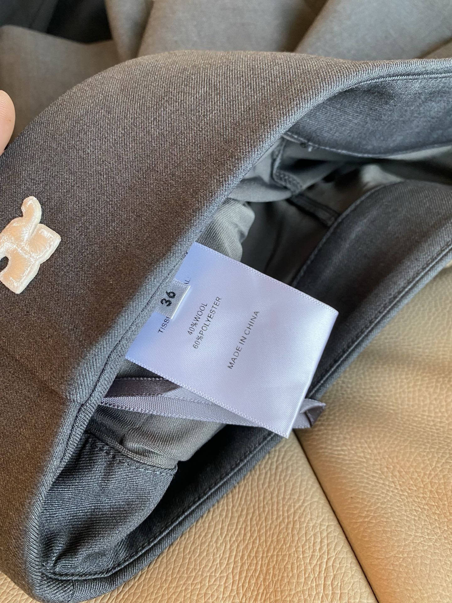 26FW早秋新款｜翻折腰头金属标西装短裙，甄选羊毛混纺西装面料打造高腰A字短款版型，自带干练韩系通勤氛围感滤镜，宽幅翻折