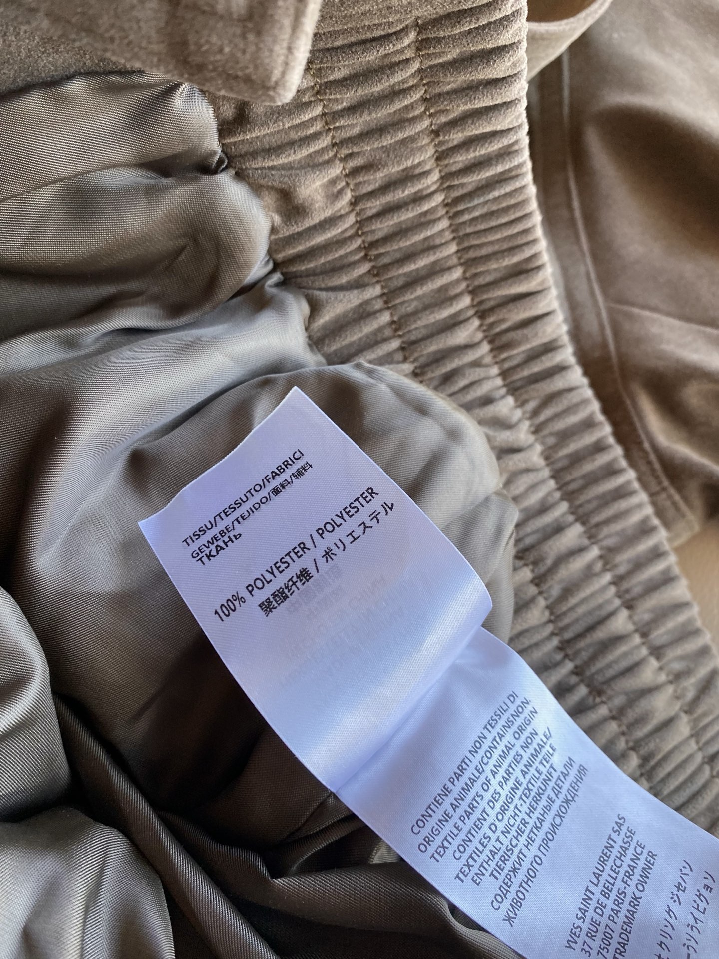 26FW早秋新款｜复古做旧麂皮质感翻领夹克，甄选细腻哑光仿麂皮面料打造宽松短款落肩版型，自带复古美式松弛氛围感滤镜，翻领