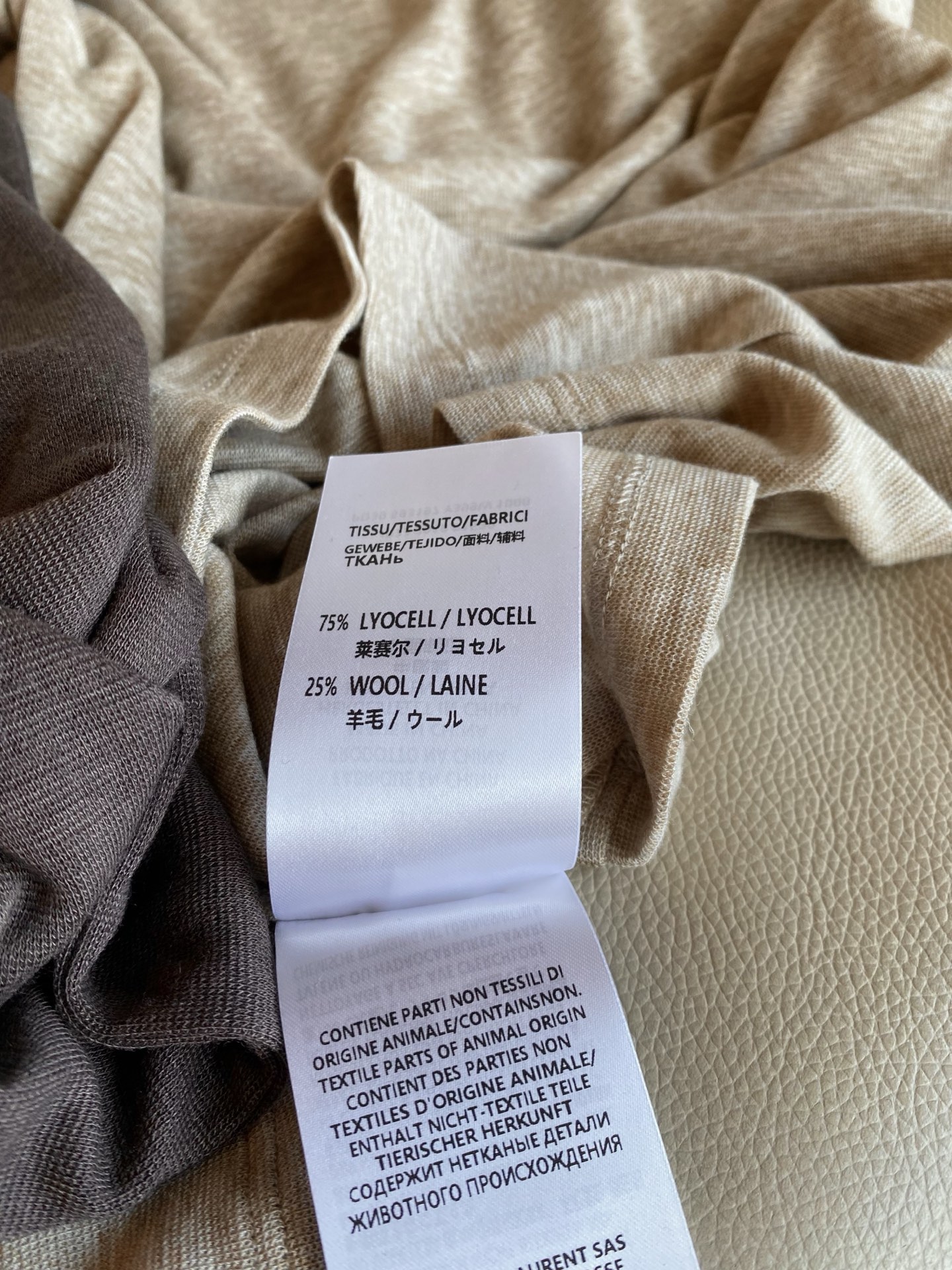 26FW早秋新款｜亨利领小马刺绣长袖打底，甄选柔糯亲肤莱赛尔羊毛混纺面料，弹力舒展不紧绷。半开扣亨利圆领设计，胸口精致小
