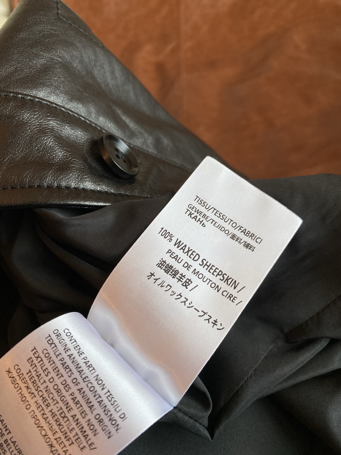 26FW早秋新款｜复古立领皮质马甲，甄选柔软油蜡绵羊皮料，肌理细腻自带复古质感。立领小立领设计+单排扣门襟双侧大贴袋装饰