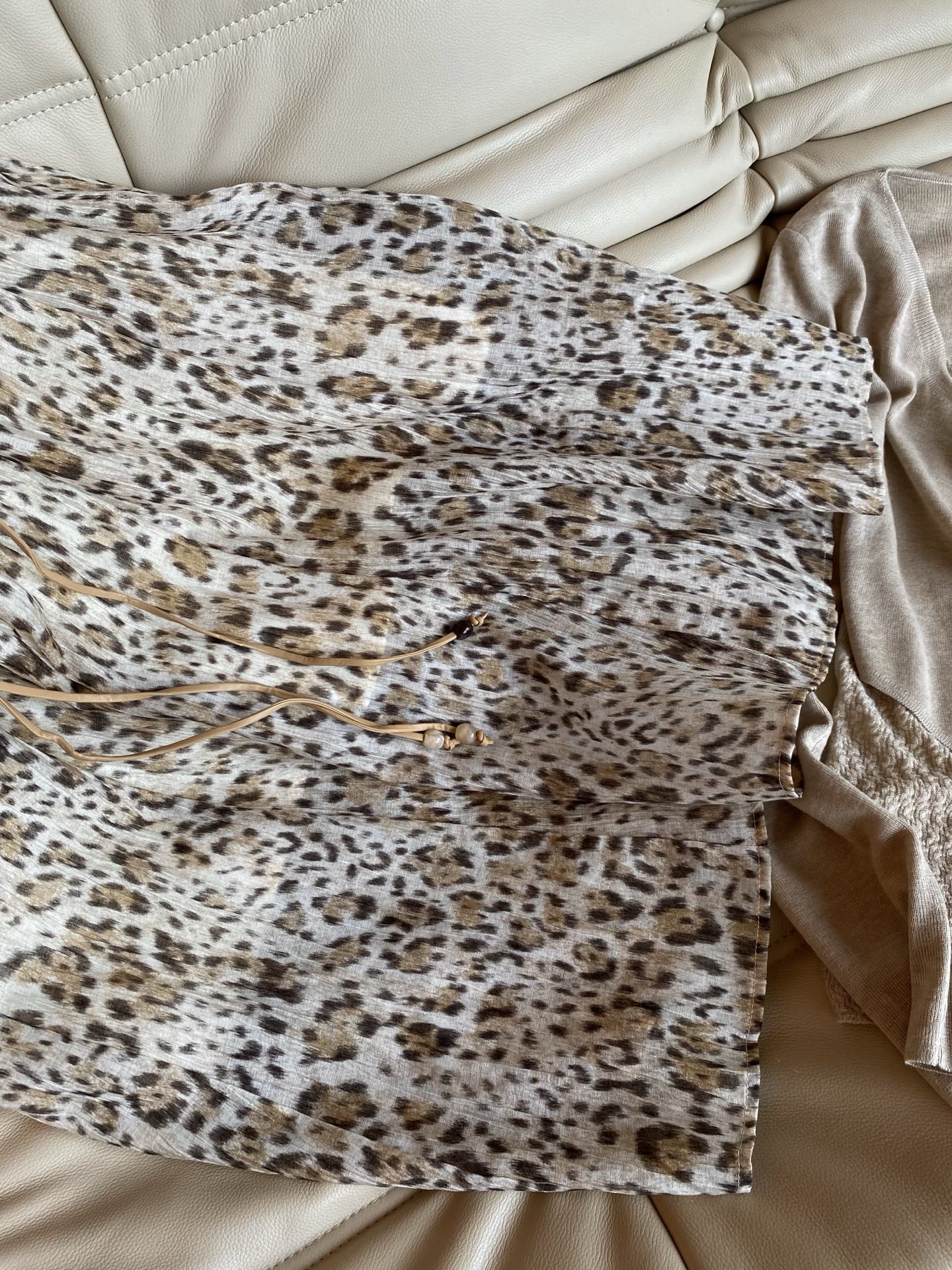 26FW早秋新款｜肌理豹纹大摆半身裙，甄选褶皱肌理感轻薄面料，柔润垂坠自带流动氛围感。松紧腰搭配编织绳串珠腰饰，宽松A字