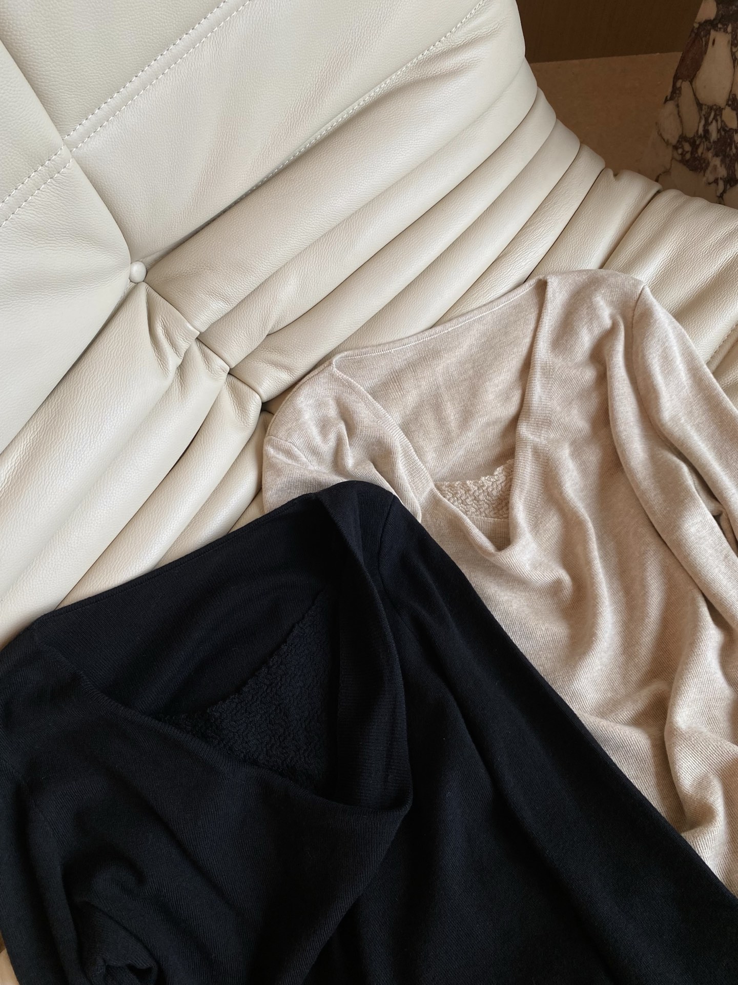 26FW早秋新款｜荡领拼接针织长袖上衣，甄选细腻软糯针织羊绒混纺面料，轻薄亲肤自带柔和肌理感。优雅荡领设计，下摆拼接泡泡