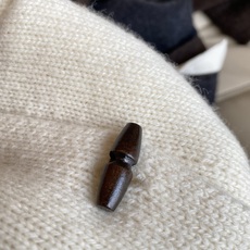 26FW早秋新款|新中式立领牛角扣针织开衫,甄选软糯羊毛混纺针织面料,柔和亲肤自带细腻肌理感。小高领搭配复古牛角扣门襟, 26FW早秋新款|新中式立领牛角扣针织开衫,甄选软糯羊毛混纺针织面料,柔和亲肤自带细腻肌理感。小高领搭配复古牛角扣门襟,