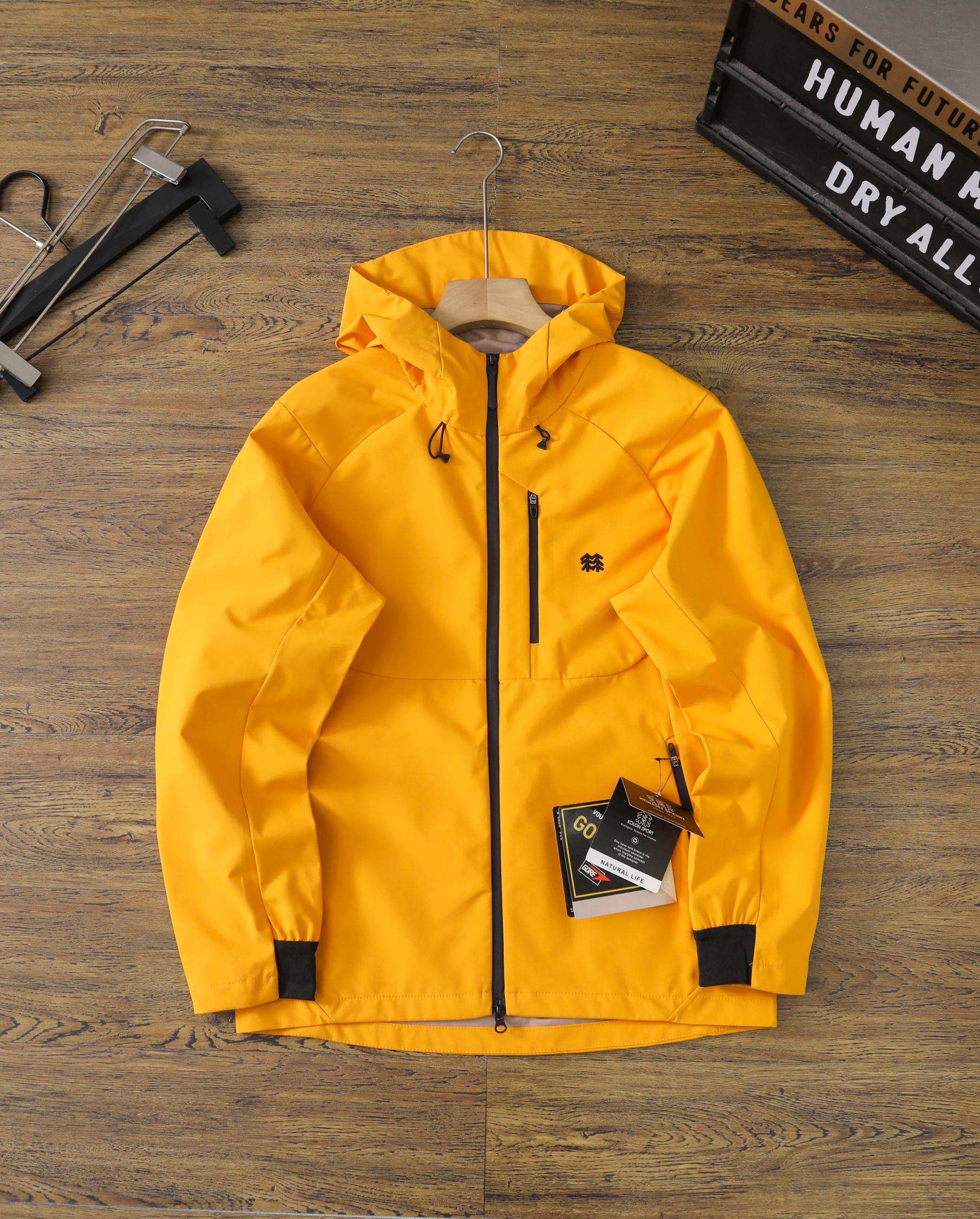高标准选精品✨通版多擦亮👀,🐮货冲冲冲 💰275
KOLON SPORT—克隆春秋季新款三色户外软壳冲锋衣
3D立体硅胶Logo经典软壳户外防风防泼水软壳 .专业级户外连帽冲锋衣夹克外套.极地防水冲锋衣
属于克隆的向导级别.耐磨而高度防风的外层.面料能抵挡雨水.并且吸湿排汗.防湿表层面料.透气耐磨.防风.DWR处理(持久防水)能凝结面料水珠.立体整形,更合身舒适.拼接手肘无拉伸腋下插角布.可调下摆抽绳,两个隐藏拉链胸袋,活动自如!可调节Velcro袖口魔术贴标签,层压式下巴防风挡,可兼容头盔的一体化风帽.采用斜门禁设计,磁吸扣锁定简约时尚.部位设计精简使用,上身效果极好!
颜色:黑色 米白色 橙色
尺码:M—4XL