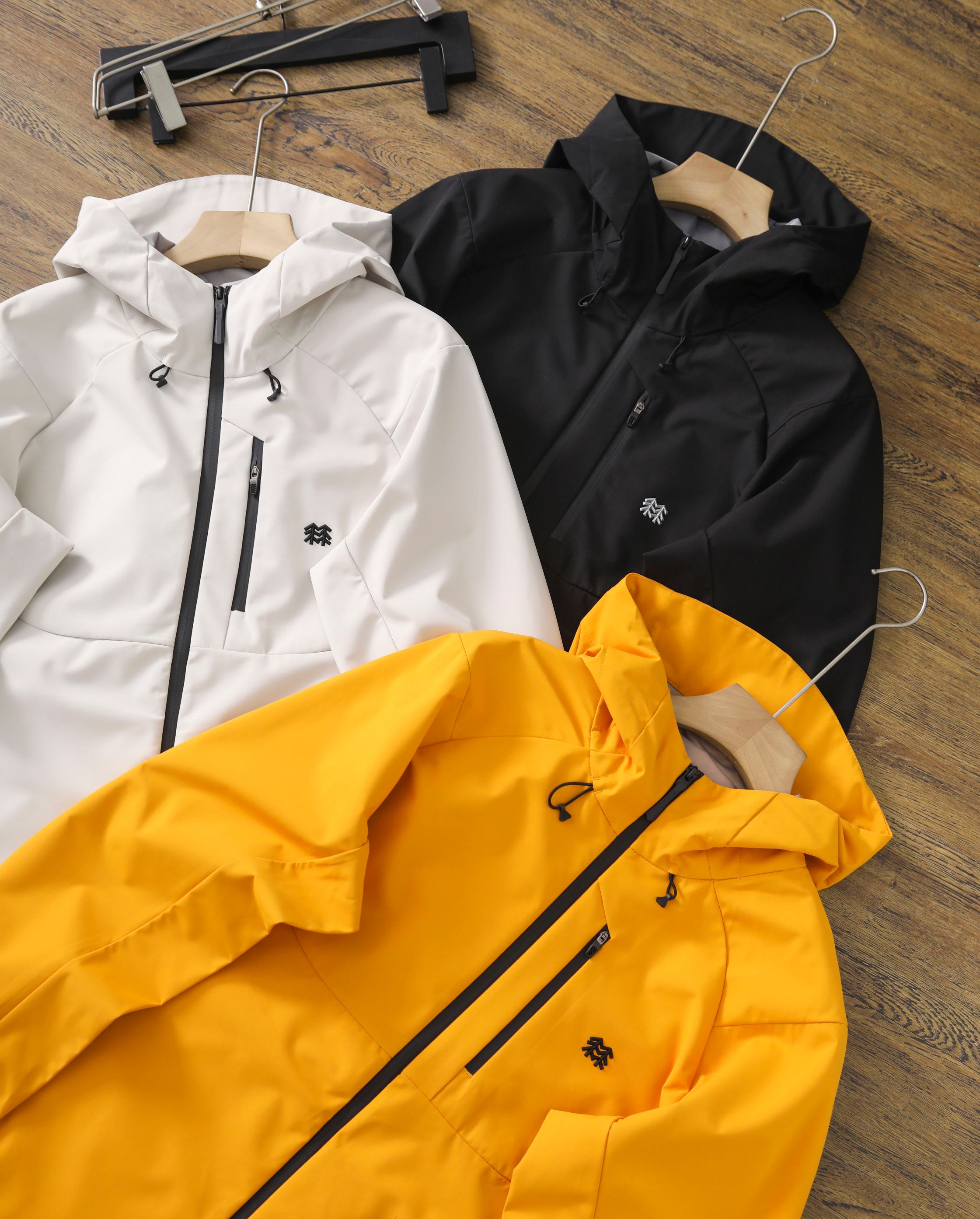 高标准选精品✨通版多擦亮👀,🐮货冲冲冲 💰275
KOLON SPORT—克隆春秋季新款三色户外软壳冲锋衣
3D立体硅胶Logo经典软壳户外防风防泼水软壳 .专业级户外连帽冲锋衣夹克外套.极地防水冲锋衣
属于克隆的向导级别.耐磨而高度防风的外层.面料能抵挡雨水.并且吸湿排汗.防湿表层面料.透气耐磨.防风.DWR处理(持久防水)能凝结面料水珠.立体整形,更合身舒适.拼接手肘无拉伸腋下插角布.可调下摆抽绳,两个隐藏拉链胸袋,活动自如!可调节Velcro袖口魔术贴标签,层压式下巴防风挡,可兼容头盔的一体化风帽.采用斜门禁设计,磁吸扣锁定简约时尚.部位设计精简使用,上身效果极好!
颜色:黑色 米白色 橙色
尺码:M—4XL