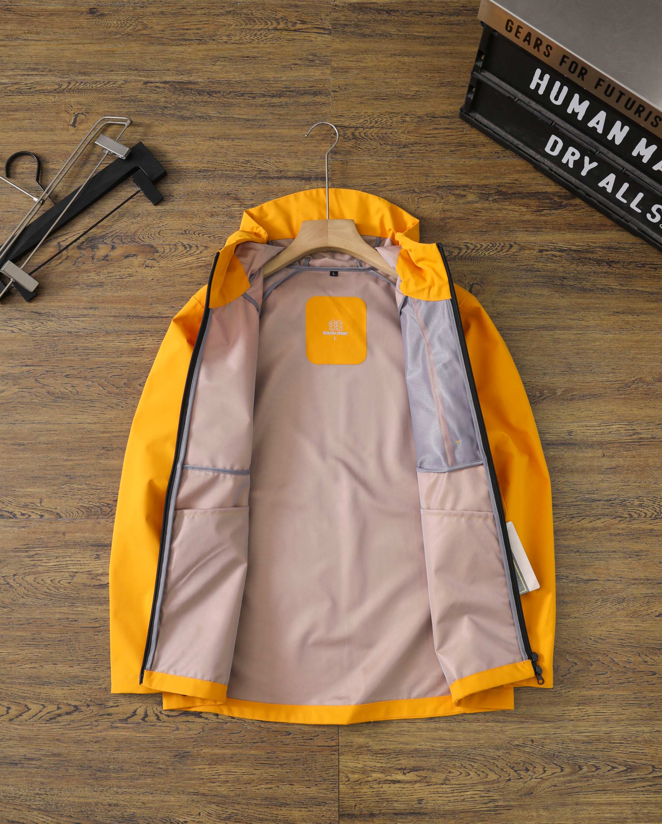 高标准选精品✨通版多擦亮👀,🐮货冲冲冲 💰275
KOLON SPORT—克隆春秋季新款三色户外软壳冲锋衣
3D立体硅胶Logo经典软壳户外防风防泼水软壳 .专业级户外连帽冲锋衣夹克外套.极地防水冲锋衣
属于克隆的向导级别.耐磨而高度防风的外层.面料能抵挡雨水.并且吸湿排汗.防湿表层面料.透气耐磨.防风.DWR处理(持久防水)能凝结面料水珠.立体整形,更合身舒适.拼接手肘无拉伸腋下插角布.可调下摆抽绳,两个隐藏拉链胸袋,活动自如!可调节Velcro袖口魔术贴标签,层压式下巴防风挡,可兼容头盔的一体化风帽.采用斜门禁设计,磁吸扣锁定简约时尚.部位设计精简使用,上身效果极好!
颜色:黑色 米白色 橙色
尺码:M—4XL