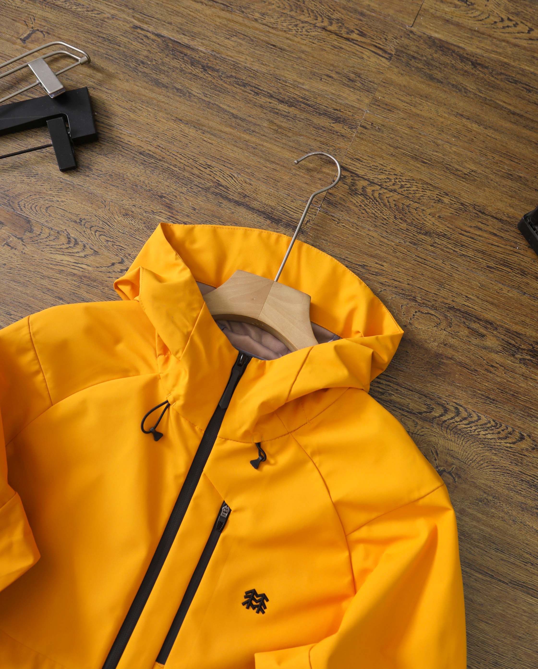 高标准选精品✨通版多擦亮👀,🐮货冲冲冲 💰275
KOLON SPORT—克隆春秋季新款三色户外软壳冲锋衣
3D立体硅胶Logo经典软壳户外防风防泼水软壳 .专业级户外连帽冲锋衣夹克外套.极地防水冲锋衣
属于克隆的向导级别.耐磨而高度防风的外层.面料能抵挡雨水.并且吸湿排汗.防湿表层面料.透气耐磨.防风.DWR处理(持久防水)能凝结面料水珠.立体整形,更合身舒适.拼接手肘无拉伸腋下插角布.可调下摆抽绳,两个隐藏拉链胸袋,活动自如!可调节Velcro袖口魔术贴标签,层压式下巴防风挡,可兼容头盔的一体化风帽.采用斜门禁设计,磁吸扣锁定简约时尚.部位设计精简使用,上身效果极好!
颜色:黑色 米白色 橙色
尺码:M—4XL