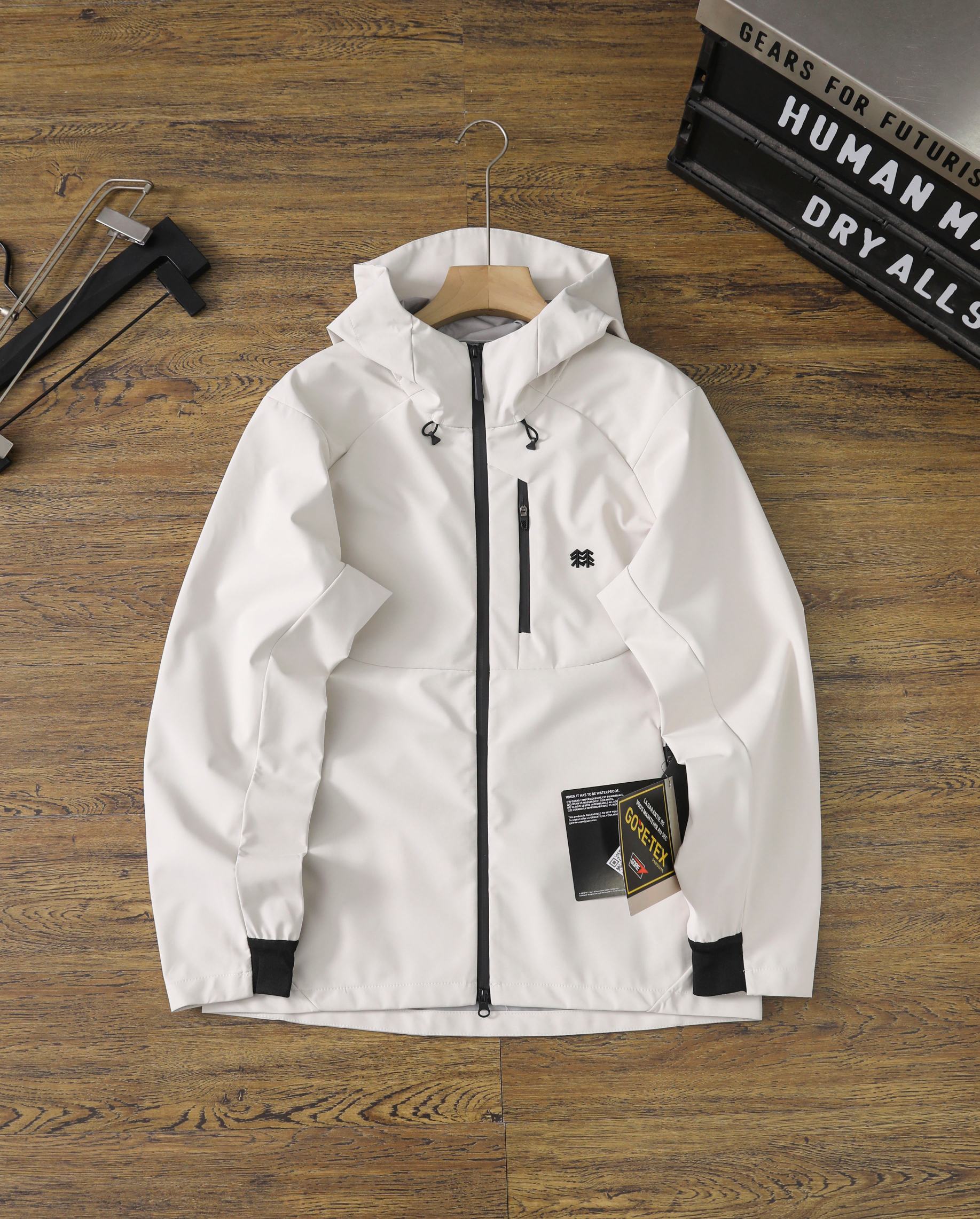 高标准选精品✨通版多擦亮👀,🐮货冲冲冲 💰275
KOLON SPORT—克隆春秋季新款三色户外软壳冲锋衣
3D立体硅胶Logo经典软壳户外防风防泼水软壳 .专业级户外连帽冲锋衣夹克外套.极地防水冲锋衣
属于克隆的向导级别.耐磨而高度防风的外层.面料能抵挡雨水.并且吸湿排汗.防湿表层面料.透气耐磨.防风.DWR处理(持久防水)能凝结面料水珠.立体整形,更合身舒适.拼接手肘无拉伸腋下插角布.可调下摆抽绳,两个隐藏拉链胸袋,活动自如!可调节Velcro袖口魔术贴标签,层压式下巴防风挡,可兼容头盔的一体化风帽.采用斜门禁设计,磁吸扣锁定简约时尚.部位设计精简使用,上身效果极好!
颜色:黑色 米白色 橙色
尺码:M—4XL