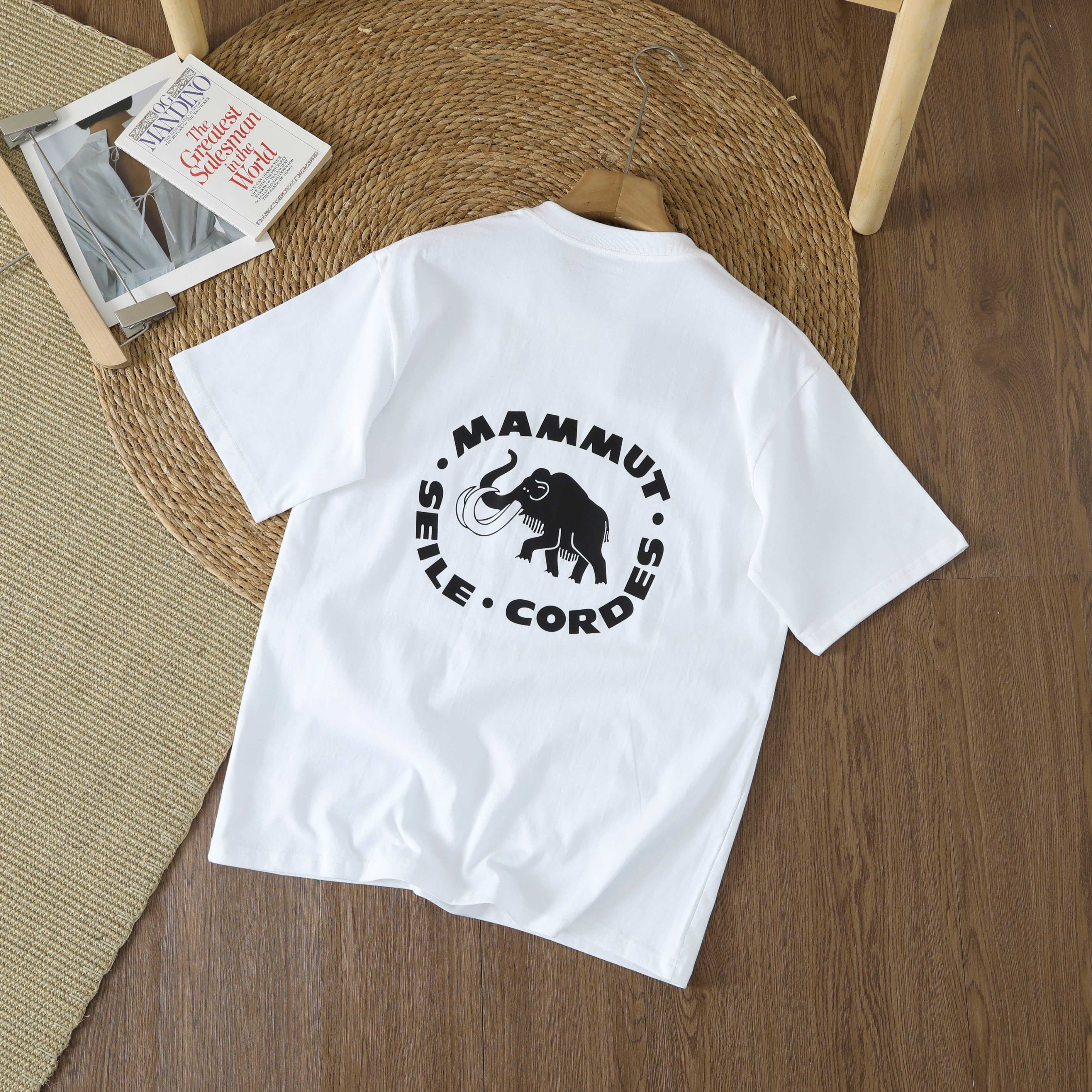 💰 85
    MAMMUT/猛犸象夏季烫标休闲百搭纯棉短袖可做男女情侣款T恤！
    面料：面料采用竹纤维面料，是从自然生长的竹子中提取出的纤维素纤维。竹原纤维具有良好的透气性、瞬间吸水性、较强的耐磨性和良好的染色性等特性，具有天然抗菌、抑菌、除螨、防臭和抗紫外线功能。
    版型：3D最新打版技术，具有遮盖缺点，体现舒畅美感，上身效果特别棒
    科技印花工艺：采用重工刺绣，袖口底边采用无痕压胶工艺，
    缝纫工艺：领子采用橫机螺纹 久洗不变形
颜色：黑色 白色 藏青  杏色  玫红  粉色  湖蓝
尺码：m-3xl