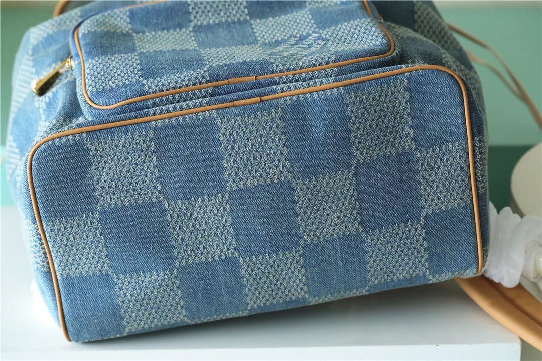 N40708
MONTSOURIS 双肩包本款 Montsouris 双肩包为 Monogram Eclipse 帆布搭配牛皮革饰边，通过抽绳和磁扣带确保稳妥收纳。M46683黑花 m23127老花黑皮盖头拉绳背包全皮压花黑花全皮压花盖头拉绳牛仔布面拼格格子刺绣邮差男士背包双肩包登山包oo[握手][握手]大号拉链前袋方便取放随行所需，可调节肩带实现舒适背携体验。
详细特征
32 x 40 x 19 厘米 
(长度 x 高 x 宽)