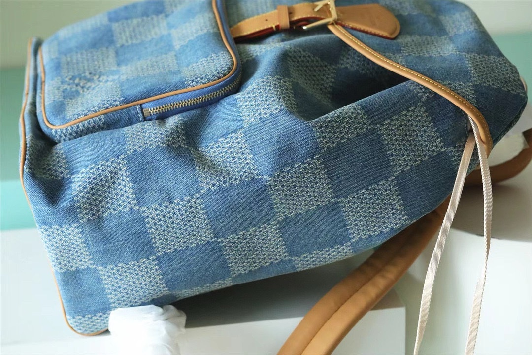 N40708
MONTSOURIS 双肩包本款 Montsouris 双肩包为 Monogram Eclipse 帆布搭配牛皮革饰边，通过抽绳和磁扣带确保稳妥收纳。M46683黑花 m23127老花黑皮盖头拉绳背包全皮压花黑花全皮压花盖头拉绳牛仔布面拼格格子刺绣邮差男士背包双肩包登山包oo[握手][握手]大号拉链前袋方便取放随行所需，可调节肩带实现舒适背携体验。
详细特征
32 x 40 x 19 厘米 
(长度 x 高 x 宽)