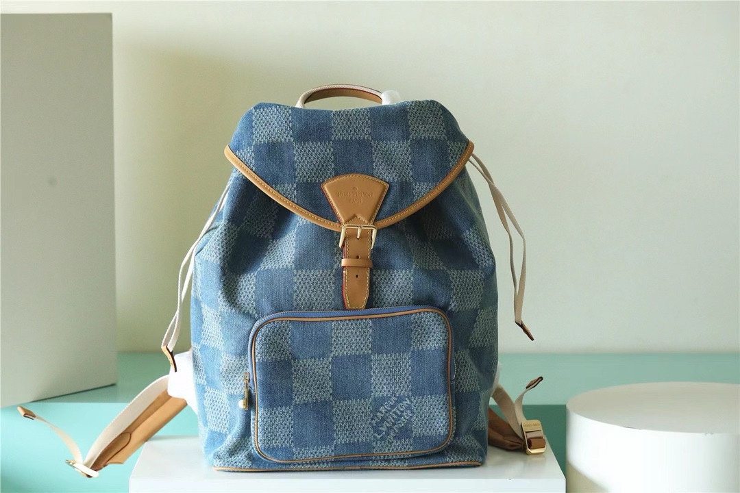 N40708
MONTSOURIS 双肩包本款 Montsouris 双肩包为 Monogram Eclipse 帆布搭配牛皮革饰边，通过抽绳和磁扣带确保稳妥收纳。M46683黑花 m23127老花黑皮盖头拉绳背包全皮压花黑花全皮压花盖头拉绳牛仔布面拼格格子刺绣邮差男士背包双肩包登山包oo[握手][握手]大号拉链前袋方便取放随行所需，可调节肩带实现舒适背携体验。
详细特征
32 x 40 x 19 厘米 
(长度 x 高 x 宽)