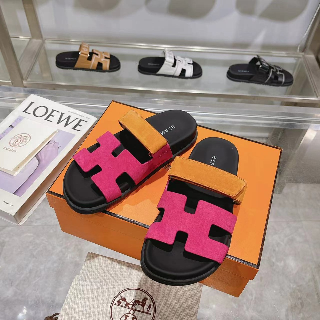💰💰💰💰210💰💰      H家 HERMES 最近火到不行的款二舅鞋- 经典款.[烟花][烟花][烟花][烟花][烟花][烟花]凉鞋,搭配各种彩色袜子，潮爆了 ✅鞋面：进口混种羊皮.鹿皮 ✅内里：进口混种羊皮 ✅大底：T💰💰💰💰u防滑耐磨大底 ✅码数：35-41