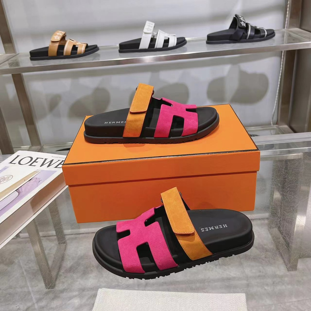 💰💰💰💰210💰💰      H家 HERMES 最近火到不行的款二舅鞋- 经典款.[烟花][烟花][烟花][烟花][烟花][烟花]凉鞋,搭配各种彩色袜子，潮爆了 ✅鞋面：进口混种羊皮.鹿皮 ✅内里：进口混种羊皮 ✅大底：T💰💰💰💰u防滑耐磨大底 ✅码数：35-41