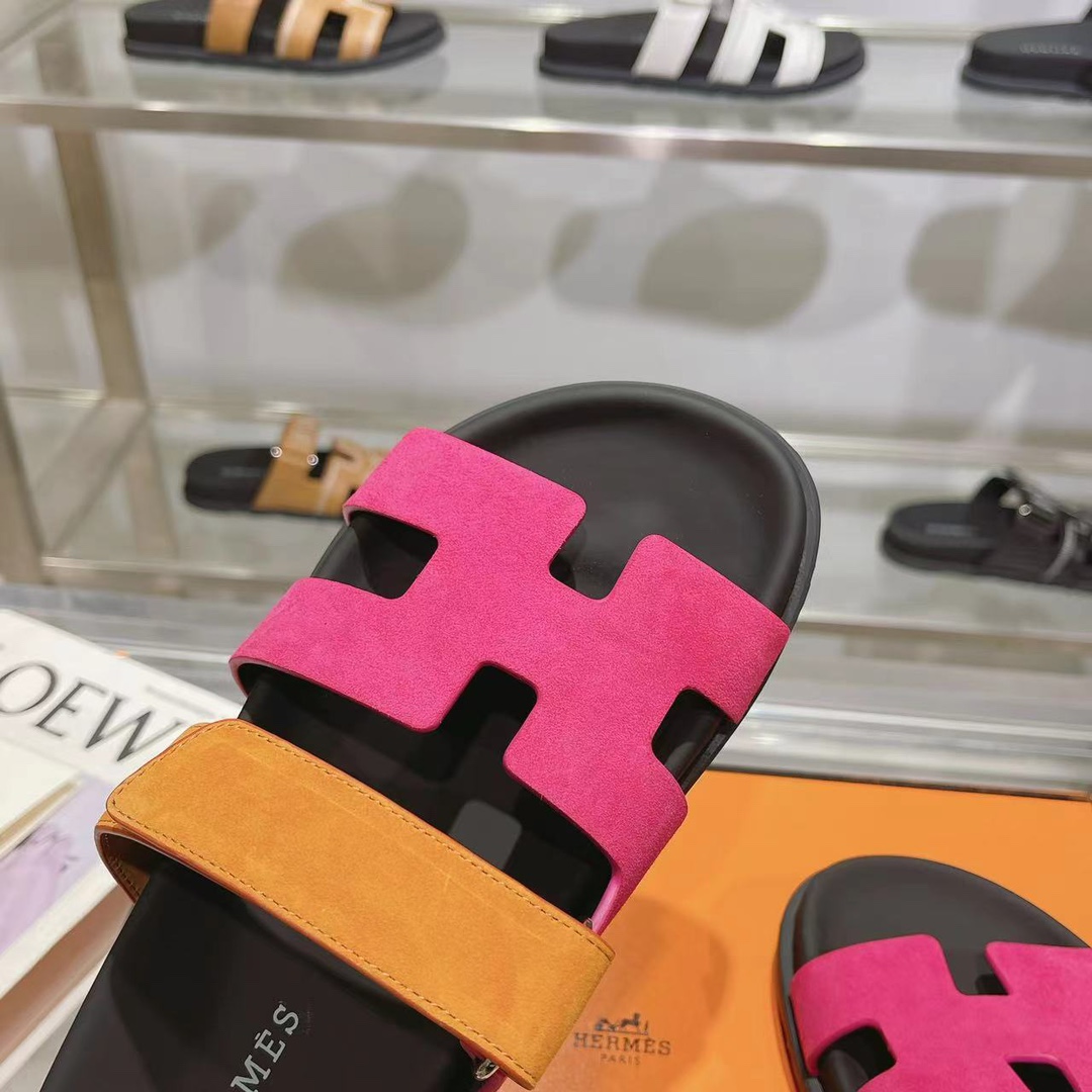 💰💰💰💰210💰💰      H家 HERMES 最近火到不行的款二舅鞋- 经典款.[烟花][烟花][烟花][烟花][烟花][烟花]凉鞋,搭配各种彩色袜子，潮爆了 ✅鞋面：进口混种羊皮.鹿皮 ✅内里：进口混种羊皮 ✅大底：T💰💰💰💰u防滑耐磨大底 ✅码数：35-41