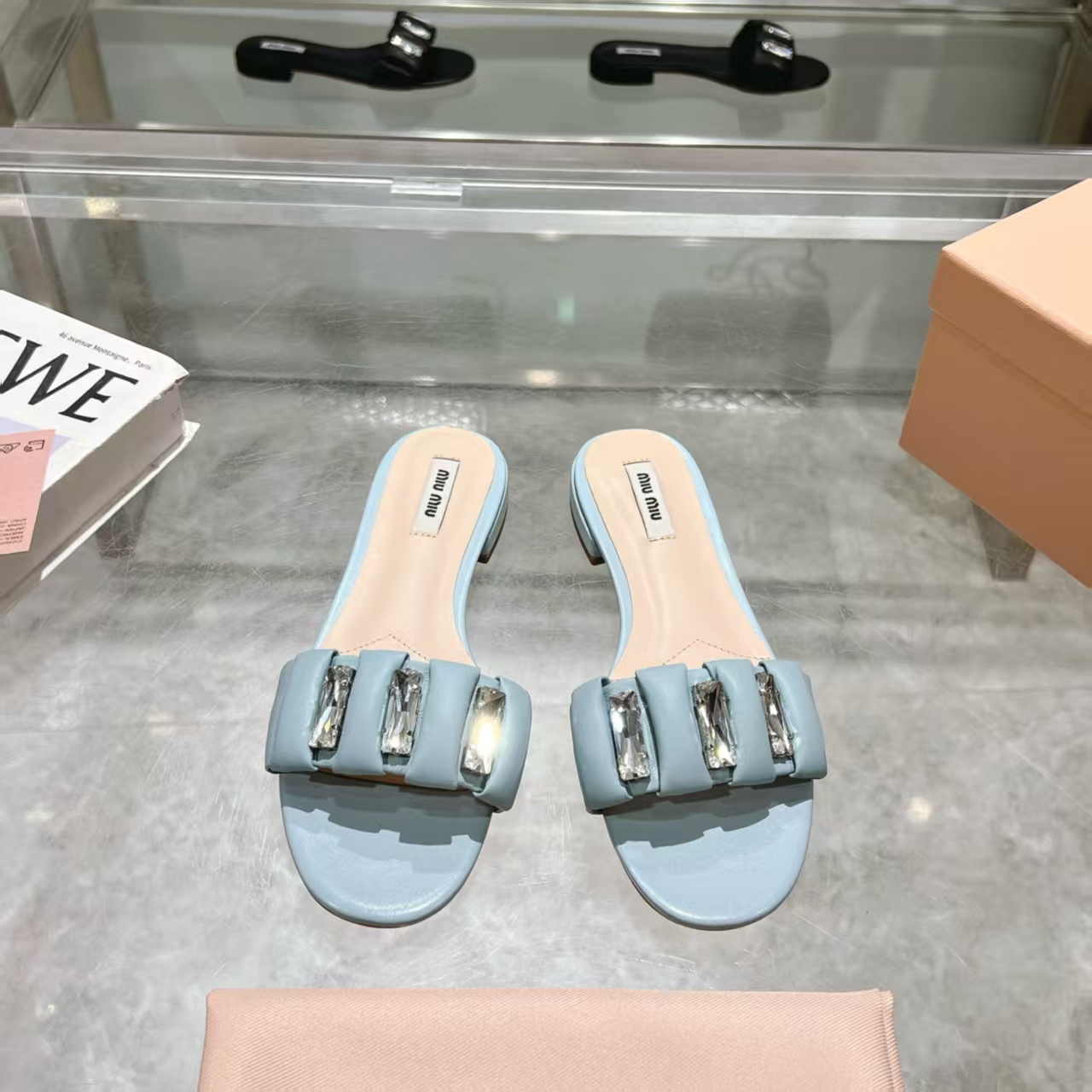 NO:265998,MiuMiu Miu Miu 2025 Spring and Summer New Diamond-in Flip Flops, Meow Girl, which can be sweet and salty. The simple design upper adds a lot of girlish heart to this sandals. Original 11 development, major stars, Internet celebrities, love styles, skin-friendly and soft, summer must-haves. The upper surface is diamond-infused and has a sense of luxury. The fabric is completely suitable for the soft little sheepskin!  Imported leather sole from Italy!  Heel height 1cm Size: 35-42 (41.42 custom made without return or replacement), slippers, miumiu, slippers, sheepskin, Leather soles19860909MiuMiu谬谬2025春夏新款镶钻一字拖鞋 可甜可盐的喵喵女孩 简约设计的鞋面给这款凉拖增添不少少女心. 原版 11开发,各大明星 网红的热爱款 ,亲肤柔软夏季必备款 鞋面外表镶钻贵气感十足 面料完全对版的柔软小绵羊皮！ 意大利进口真皮大底！ 跟高1cm 码数:35-42（41.42定做不退不换）,拖鞋,miumiu,slippers,sheepskin,Leather soles,Women's Shoes