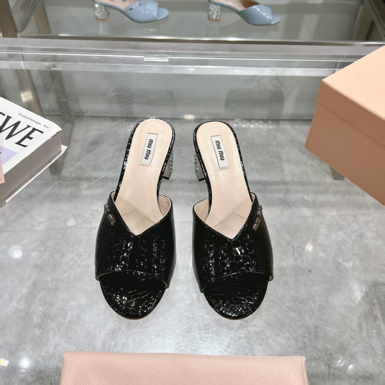 NO:265996,MiuMiu Miu Miu 2025 Spring and Summer New Diamond Slippers Original 11 development, major stars, Internet celebrities love models, skin-friendly and soft summer must-haves. The upper surface is diamond-inlaid and has a sense of luxury. The fabric is imported embossed patent leather!  Little: Italian imported goatskin, outsole Italian imported genuine leather unsole!  Imported drill heel from Italy, heel height 5.5cm Size: 35-41 (41, customized, no return or replacement), slippers, miumiu, slippers, sheepskin, Leather soles19860909MiuMiu谬谬2025春夏新款镶钻拖鞋 原版 11开发,各大明星 网红的热爱款 ,亲肤柔软夏季必备款 鞋面外表镶钻贵气感十足 面料进口压纹漆皮！ 内里:意大利进口山羊皮, 大底意大利进口真皮大底！ 意大利进口钻跟,跟高5.5cm 码数:35-41（41,定做不退不换),拖鞋,miumiu,slippers,sheepskin,Leather soles,Women's Shoes