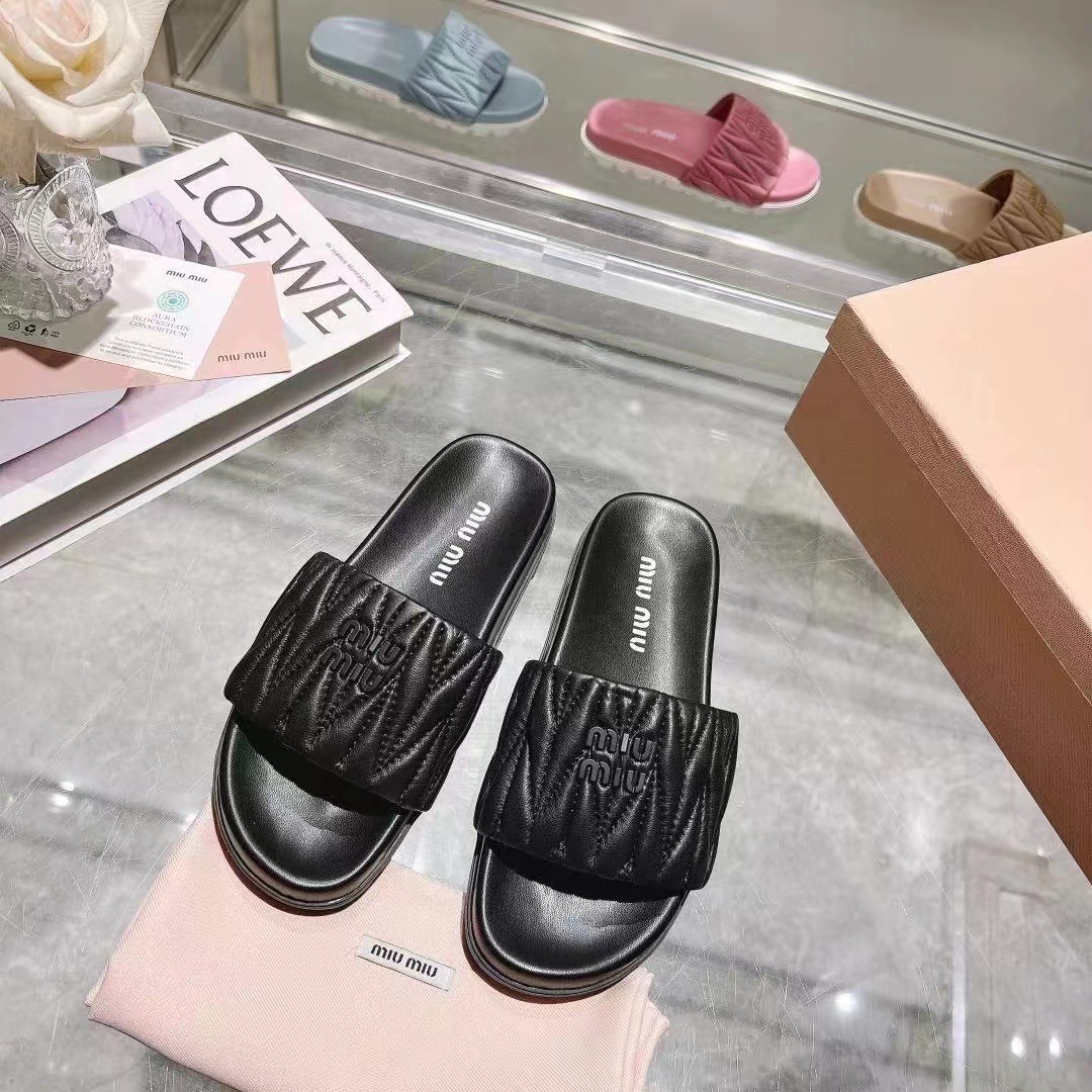 NO:265994,Yuan, MiuMiu Miu, new spring and summer slippers, sweet and salty Meow Girl, the wrinkled upper adds a lot of girlish heart to this sandals. Original 11 development, major stars, Internet celebrities, love for skin-friendly and soft summer must-have, hollow electric embroidery, full of nobleness, Super moving electric show, original mold opening water table   original outsole, Size: 35-41, slippers, miumiu, slippers19860909元,MiuMiu谬谬,春夏新款拖鞋 可甜可盐的喵喵女孩 褶皱的鞋面给这款凉拖增添不少少女心. 原版 11开发,各大明星 网红的热爱款 ,亲肤柔软夏季必备款 鞋面镂空电绣贵气感十足 超迁电秀 原版开模水台 原版大底 码数:35-41出,拖鞋,miumiu,slippers,Women's Shoes