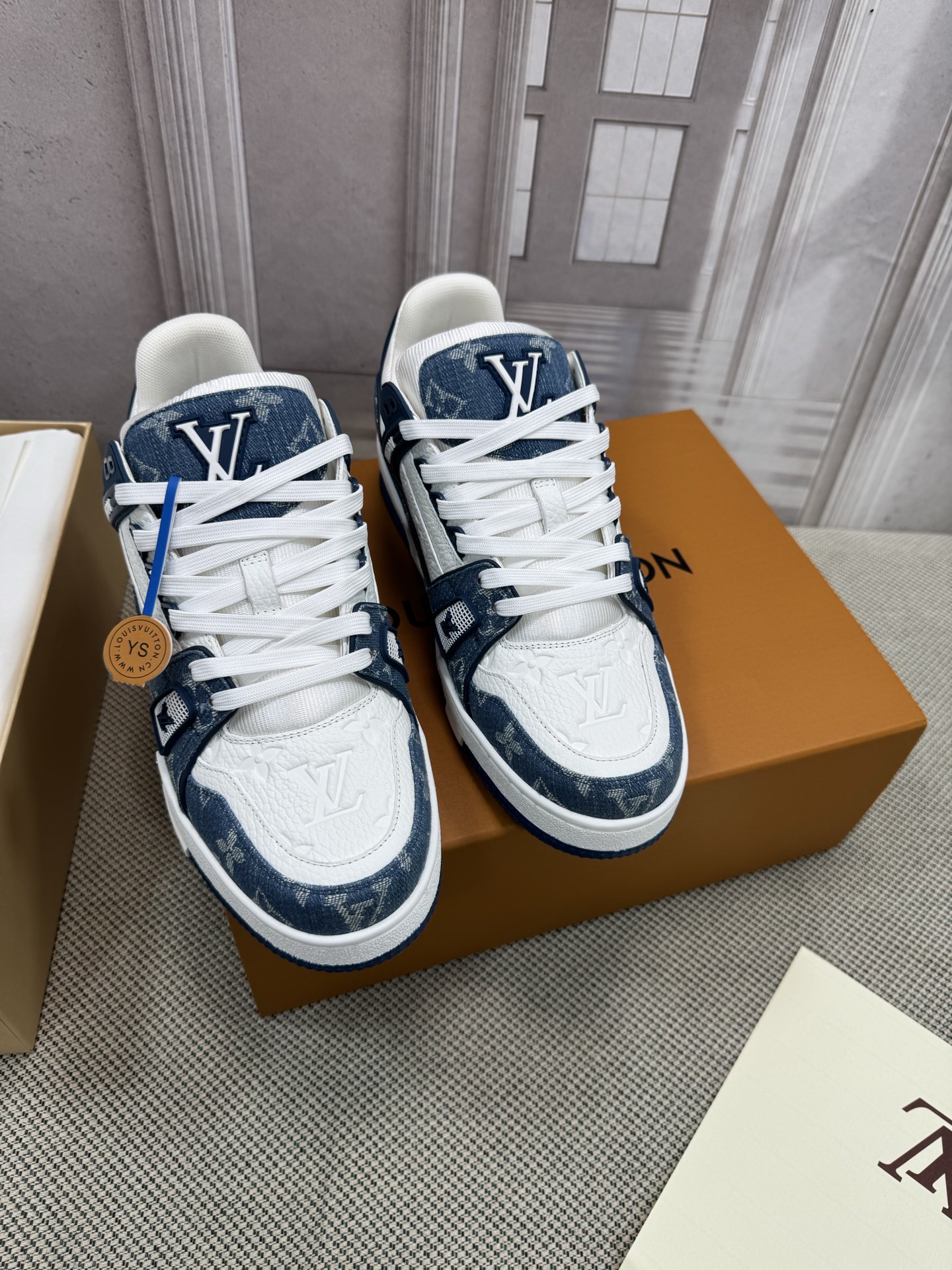 NO:480732,LV-Trainer Louis Vuitton PK market all versions Couple model Show new style Basketball shoes Purchase quality Original 11 development replica!  !  Very comfortable on the foot, fine workmanship. The upper is spliced ​​by calfskin imported from Italy, with brand logo and signature on the sides. The imported breathable mesh inner lining is very comfortable for the feet. Original special supply of original two-color TPU mold-absorbing sole. Packing technology Goodyear sewing locking size women's model 35-40 men's model 39-45 standard size (men 38 46 customized without return or replacement), casual shoes/sports shoes, louis vuitton, louis vuitton, sneakers, cowhide19860909LV-Trainer路易-威登 PK市场一切版本 情侣款 走秀新款 篮球板鞋 代购品质 原版11开发复刻！！上脚非常舒适 做工精细 鞋面由意大利进口小牛皮拼接,侧边饰有品牌LOGO标志及签名,进口了透气网布内里,脚感超舒适.原厂特供原版双色TPU吸模大底.套包工艺 固特异缝合锁边 size女款35-40 男款39-45标准码（男38 46 定做不退不换）,休闲鞋/运动鞋,louis vuitton,louis vuitton,sneakers,cowhide,Women's Shoes