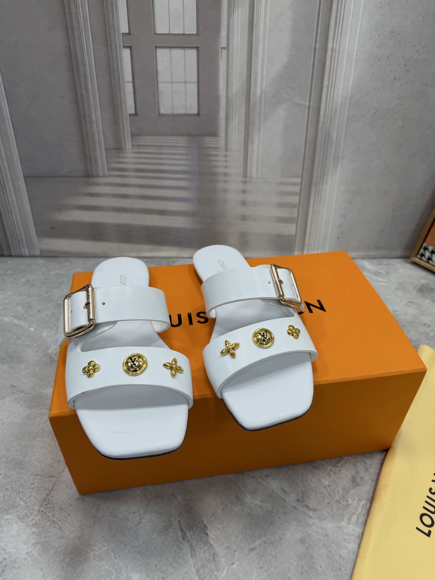 NO:886381,LV/Louis Vuitton top purchasing agent sandals counter early autumn new style embossed LOGO women's slippers candy color series, popular slippers, beautiful on the feet. Purchase the authentic original build. Authentic top quality version!  The upper is made of soft imported calfskin, the lining is water-dyed sheepskin, the outsole is original genuine leather outsole, size 35-40 (41 42.43 custom-made, non-returnable), slippers, louis vuitton, louis vuitton, sandals, slippers, cowhide, sheepskin, Leather soles19860909LV/路易威登 顶级代购货 凉鞋 专柜早秋新款 压花LOGO女士拖鞋糖果色系列, 爆款拖鞋,上脚很美. 购入正品原版build. 正品级顶级货版本！ 鞋面采用柔软进口小牛皮 内里垫脚水染羊皮 大底原版真皮大底 码数35-40（41 42.43定做不退换）,拖鞋,louis vuitton,louis vuitton,sandals,slippers,cowhide,sheepskin,Leather soles,Women's Shoes