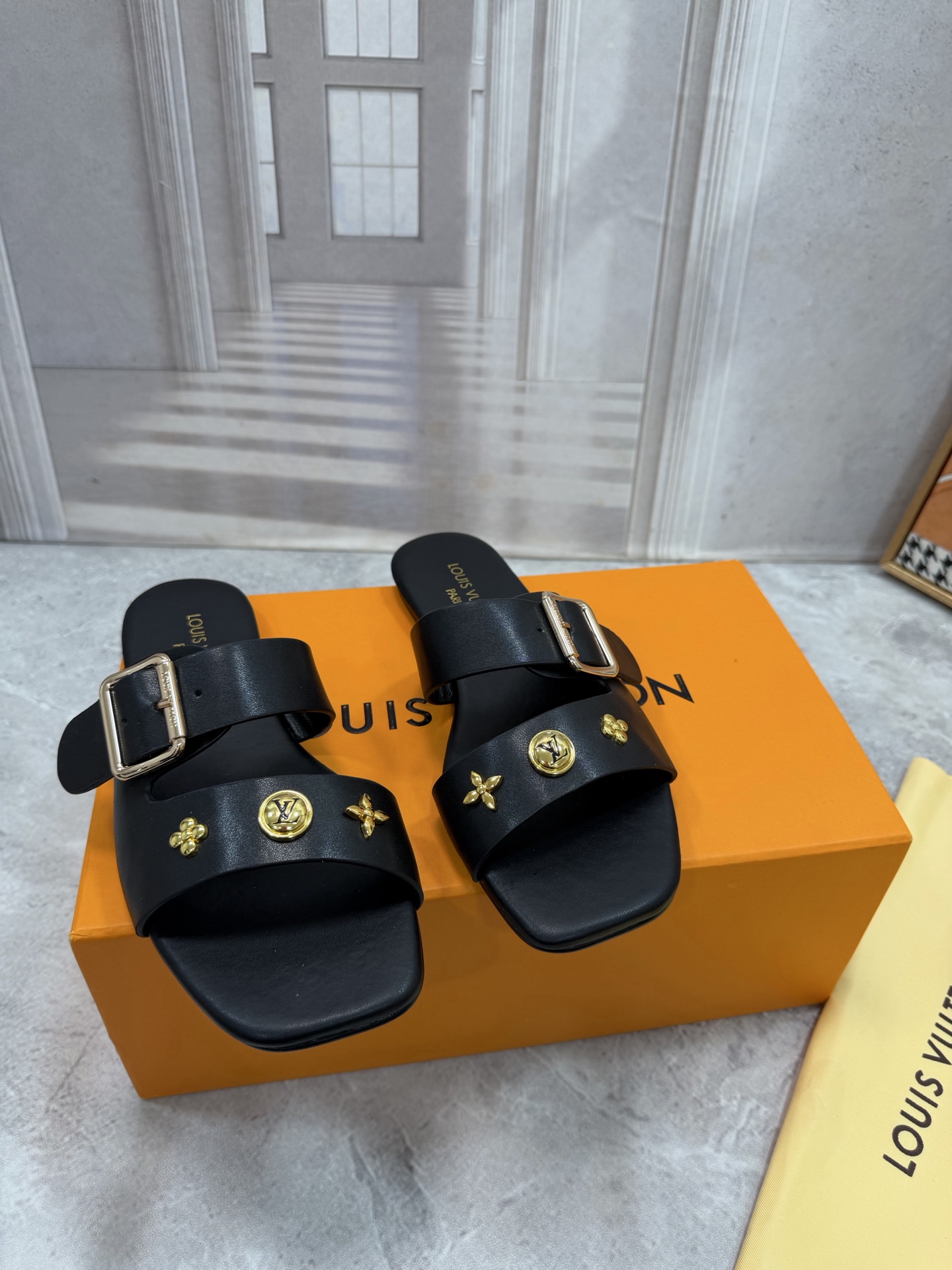 NO:886391,LV/Louis Vuitton top purchasing agent sandals counter early autumn new style embossed LOGO women's slippers candy color series, popular slippers, beautiful on the feet. Purchase the authentic original build. Authentic top quality version!  The upper is made of soft imported calfskin, the lining is water-dyed sheepskin, the outsole is original genuine leather outsole, size 35-40 (40.41 42.43 custom-made, non-returnable), slippers, louis vuitton, louis vuitton, sandals, slippers, cowhide, sheepskin, Leather soles19860909LV/路易威登 顶级代购货 凉鞋 专柜早秋新款 压花LOGO女士拖鞋糖果色系列, 爆款拖鞋,上脚很美. 购入正品原版build. 正品级顶级货版本！ 鞋面采用柔软进口小牛皮 内里垫脚水染羊皮 大底原版真皮大底 码数35-40（40.41 42.43定做不退换）,拖鞋,louis vuitton,louis vuitton,sandals,slippers,cowhide,sheepskin,Leather soles,Women's Shoes