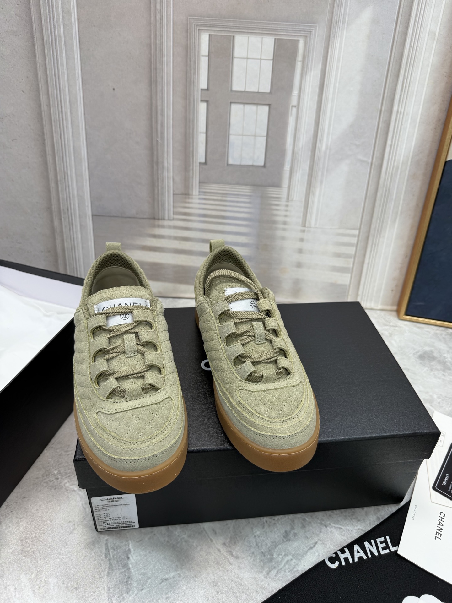 NO:905677,Top version Chanel/Chanel catwalk new color matching casual original one-to-one customization complex process adjustable combination temperament buckle very troublesome process original punched inner reflective material original material with specific cement pattern on the upper, customized suede TPU original molded combination outsole on the heel, customized shoelaces very troublesome process cannot be removed Code number: women's 35-40, casual shoes/sports shoes, chanel, chanel, sneakers, chamois  leather19860909顶级版本 香奈儿/Chanel 走秀新款拼色休闲 原版一比一定制 复杂工艺 可调节组合气质扣 工艺非常麻烦  原代冲孔内里反光材料  鞋面特定水泥纹原版材料 , 后跟定制麂皮 TPU原版开模组合大底 ,定制 鞋带 工艺非常麻烦 不可以取下来 码数:女款35-40,休闲鞋/运动鞋,chanel,chanel,sneakers,chamois leather,Women's Shoes