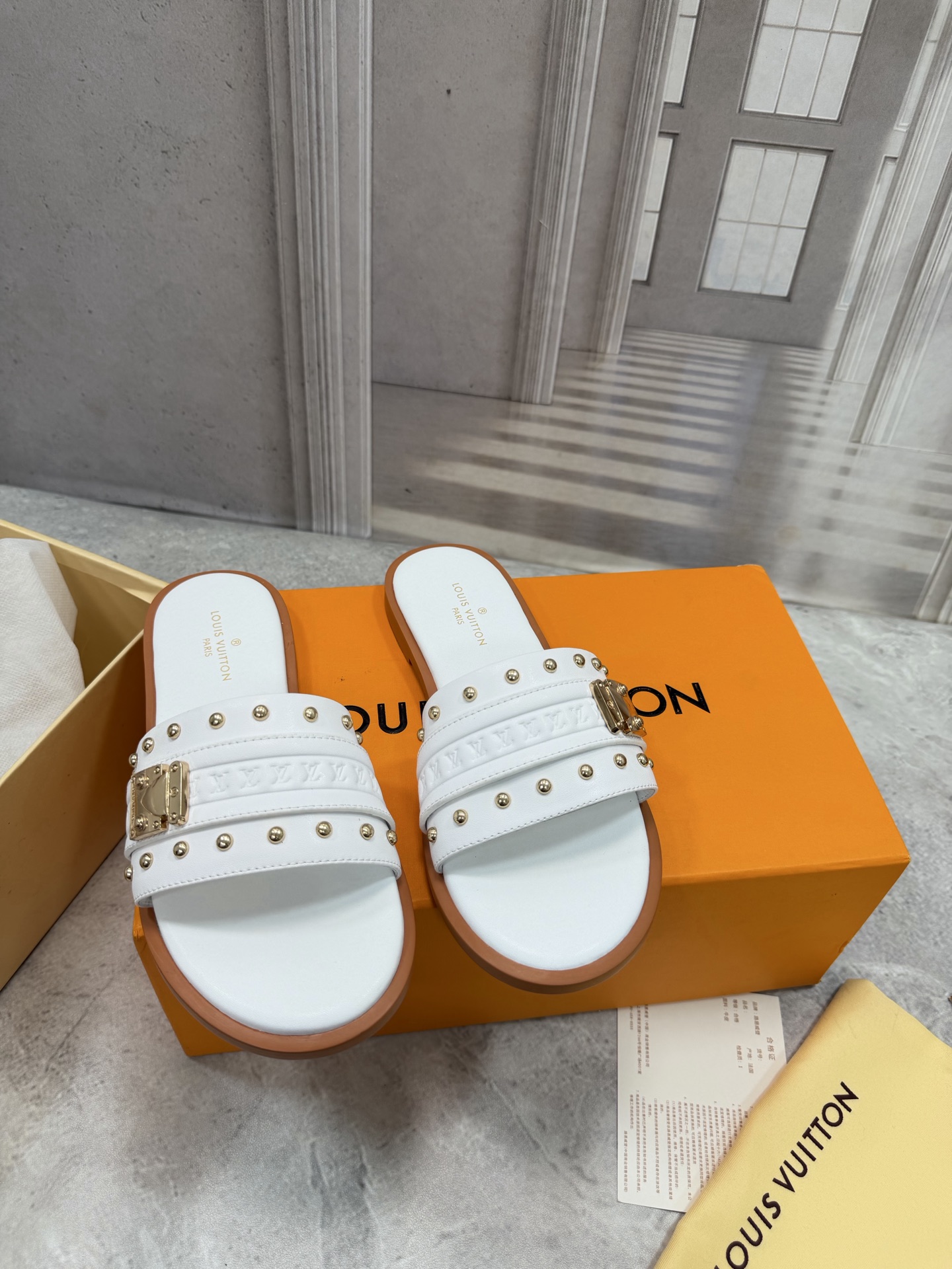 NO:905660,LV Louis Vuitton's summer new Murakami co-branded slippers LV and Takashi Murakami co-branded slippers, black leather + gold printing, LV logo and four-petal flower are super eye-catching. 'LOUIS VUITTON MURAKAMI' is printed on the insole, which gives a full sense of co-branded identity!  Simple design, no pressure for daily casual wear, comfortable and fashionable. Murakami Takashi's pop art style makes this pair of slippers full of art. It has a high collection value and is a must-have for fashion lovers!  Fabric Imported calfskin/metallic cowhide Lining/foot pads Imported sheepskin Outsole Italian imported leather outsole Size35-42 (40 41 42 customized, non-returnable), slippers, louis vuitton, louis vuitton, louis vuitton, slippers, cowhide, sheepskin, Leather soles19860909LV 路易威登 夏季新款 Murakami联名 拖鞋 LV与村上隆联名拖鞋,黑色皮革+金色印花,LV标志和四瓣花超吸睛.鞋垫印有“LOUIS VUITTON MURAKAMI”,联名身份感满满！简约设计,日常休闲穿搭无压力,舒适又时髦.村上隆的波普艺术风格让这双拖鞋艺术感爆棚,收藏价值超高,时尚爱好者必入！ 面料进口小牛皮/金属牛皮 内里/垫脚进口羊皮 大底意大利进口真皮大底 Size35-42（40 41 42 定做不退换）,拖鞋,louis vuitton,louis vuitton,louis vuitton,slippers,cowhide,sheepskin,Leather soles,Women's Shoes