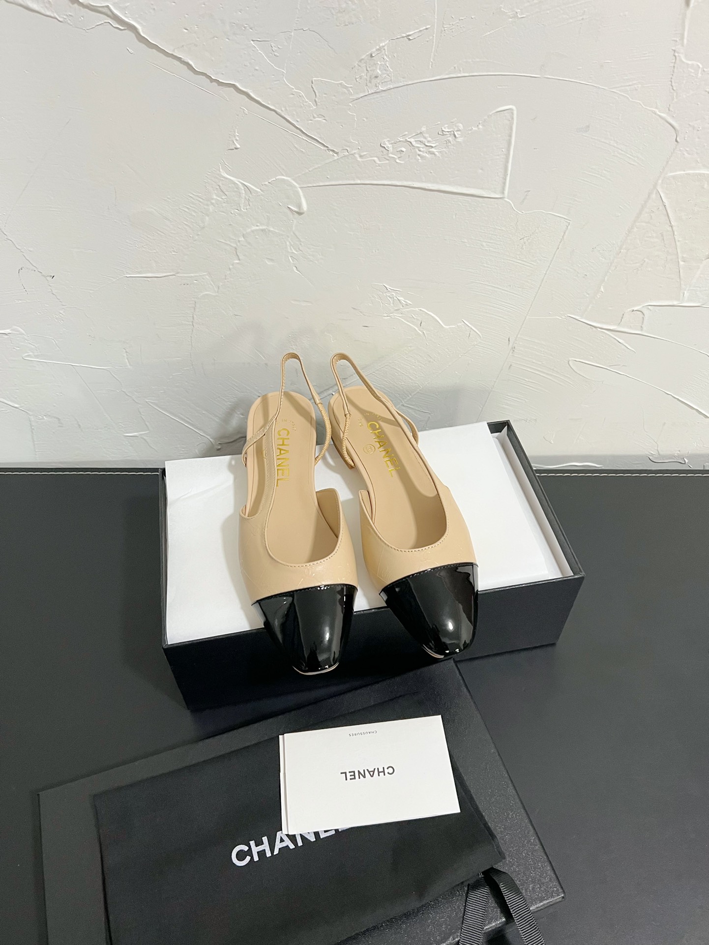 NO:787756,* Super beautiful Xiaoxiang Slingback classic series. Simple, elegant, retro and intellectual, this pair can decorate your wardrobe all year round. ★ Original model purchased in Paris, top-level details can be enlarged and compared at will ━━━━━ t ━━━━━ Material Special mixed sheepskin upper, spliced twill woven lining, fetal sheepskin, original Italian leather outsole, heel height 6.5  Size 35～40 (34, 41 customized, non-returnable) Original counter top luxury complete package (flat, medium, high), sandals, sandals, sheepskin, Leather soles19860909* 超美小香Slingback经典系列 简洁优雅、复古知性,这一双就能装扮一年四季你的衣橱 ★ 原版巴黎购入开模,顶级级别细节随意放大对比 ━━━━━ t ━━━━━ 材质鞋面特殊混种羊皮拼接斜纹织布内里垫脚胎羊皮 原版意大利真皮大底 高跟高度6.5 Size35～40（34、41定制不退换） 原版专柜顶级豪华全套包装（平、中、高）,凉鞋,sandals,sheepskin,Leather soles,Women's Shoes