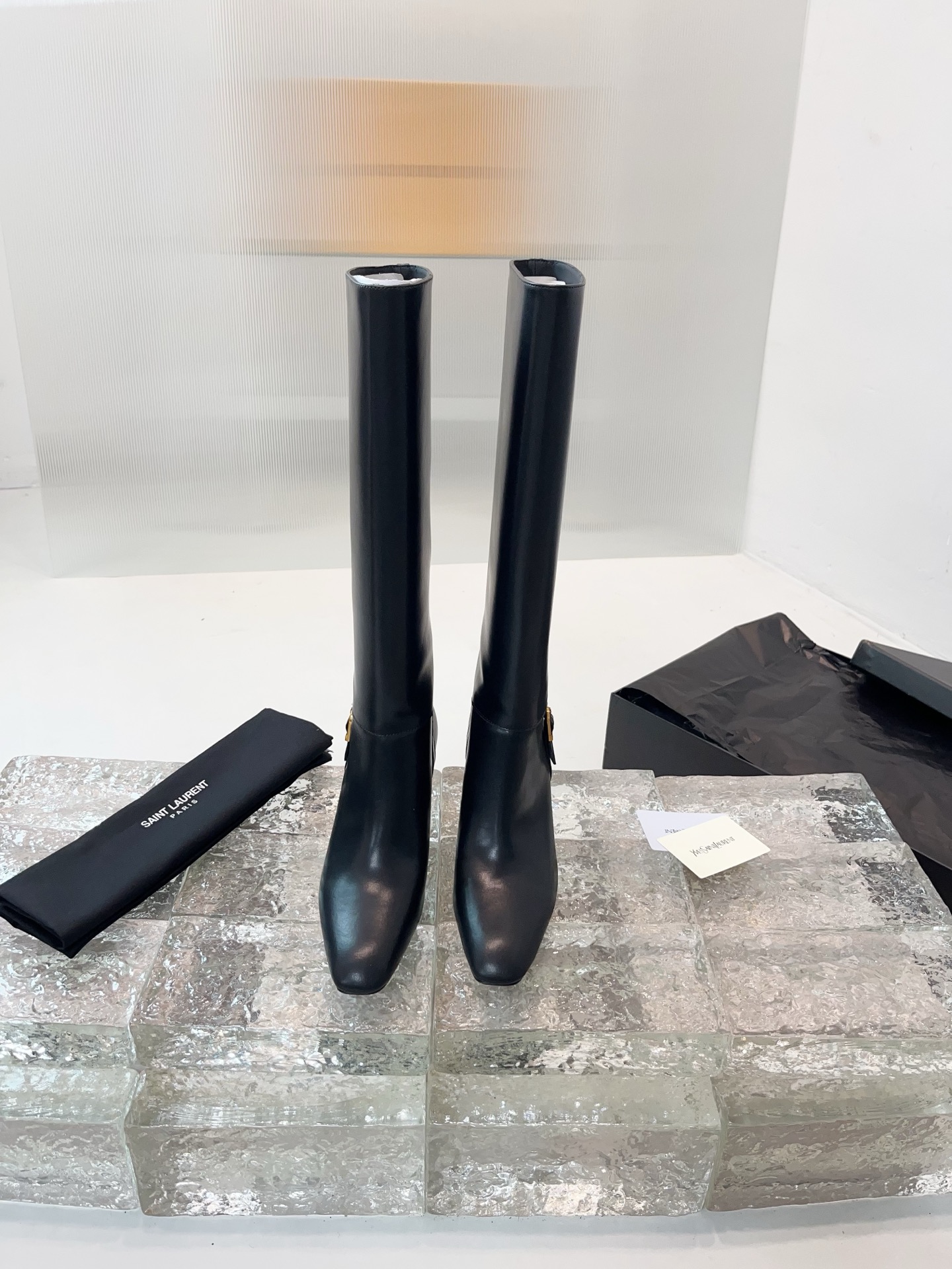 NO:558851,Saint Laurent high-heeled boots, the design highlight of YSL's boots is its unique round-toe shoe, which has a strong visual impact and brings you more charm. [Material] Upper cowhide Original lining Original outsole Original outsole Heel height: 7 Size 35-39 Other sizes are customized, boots, saint laurent, saint laurent, boots, cowhide19860909圣罗兰高跟长靴,YSL这款靴子的设计亮点在于其独特圆头鞋,强烈的视觉冲击力为您带来更多魅力气场.【材质】 鞋面牛皮 内里原版内里 大底原版大底 跟高 : 7 码数35-39 其他码数定做,靴子,saint laurent,saint laurent,boots,cowhide,Women's Shoes