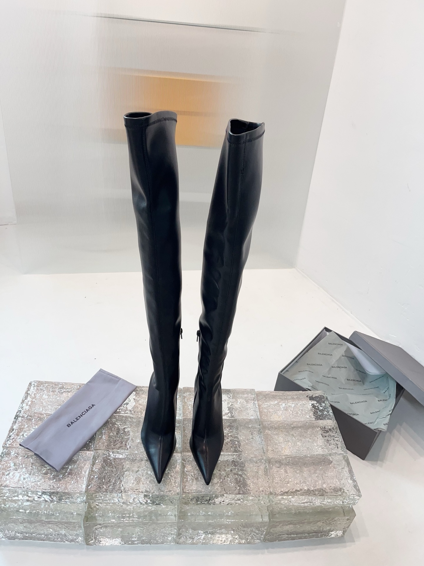 NO:558863,The design highlight of Balenciaga boots is its unique round-toe shoes, which have a strong visual impact and bring you more charm. [Material] Upper cowhide Original lining Original outsole Original outsole Heel height: 10 Size 35-39 Other sizes are customized, boots, balenciaga, boots, cowhide19860909巴黎世家款靴子的设计亮点在于其独特圆头鞋,强烈的视觉冲击力为您带来更多魅力气场.【材质】 鞋面牛皮 内里原版内里 大底原版大底 跟高 : 10 码数35-39 其他码数定做,靴子,balenciaga,boots,cowhide,Women's Shoes