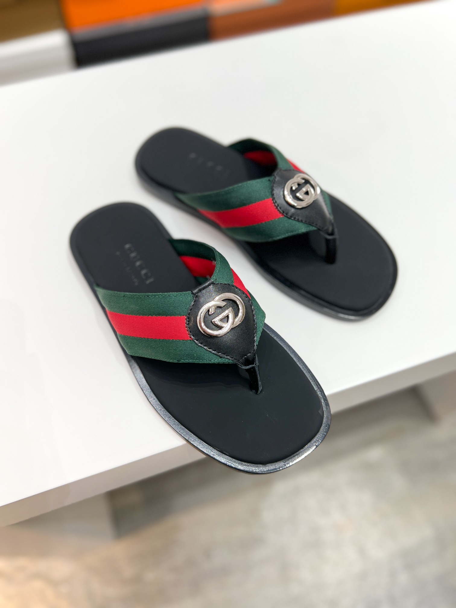 NO:745831,[G Home] Size: 38-45 2026ss Gucci’s latest men’s slippers are a must-have. This Alias ​​sandal is new for summer, showing a casual and elegant style. It is made of high-quality materials, the most fashionable design, and decorated with Gucci’s special metal logo. The original version is specially designed for outsole, which is extremely comfortable.,,gucci,gucci,gucci,sandals,slippers19860909【G家】Size:38-45 2026ss古驰最新男款拖鞋必备. 这款 Alias 凉鞋夏季新品,彰显休闲高雅的风范.采用优质材料、最时尚设计,饰Gucci 专用金属标志.原版特供大底,舒适非凡.,,gucci,gucci,gucci,sandals,slippers,Men's shoes