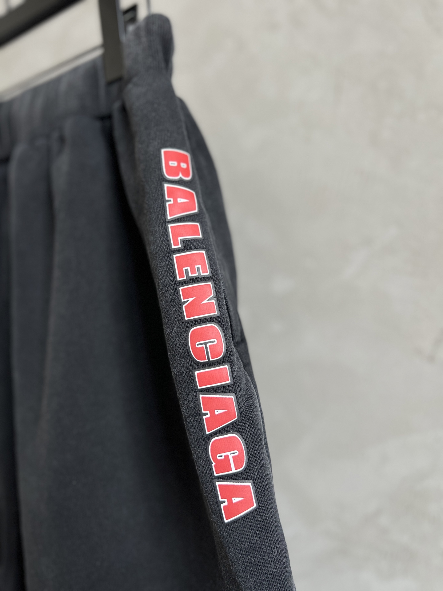 

Balenciaga巴黎世家新款BLCG 2025ss 印花字母双环早春新款经典双环印花磨洗水短裤 