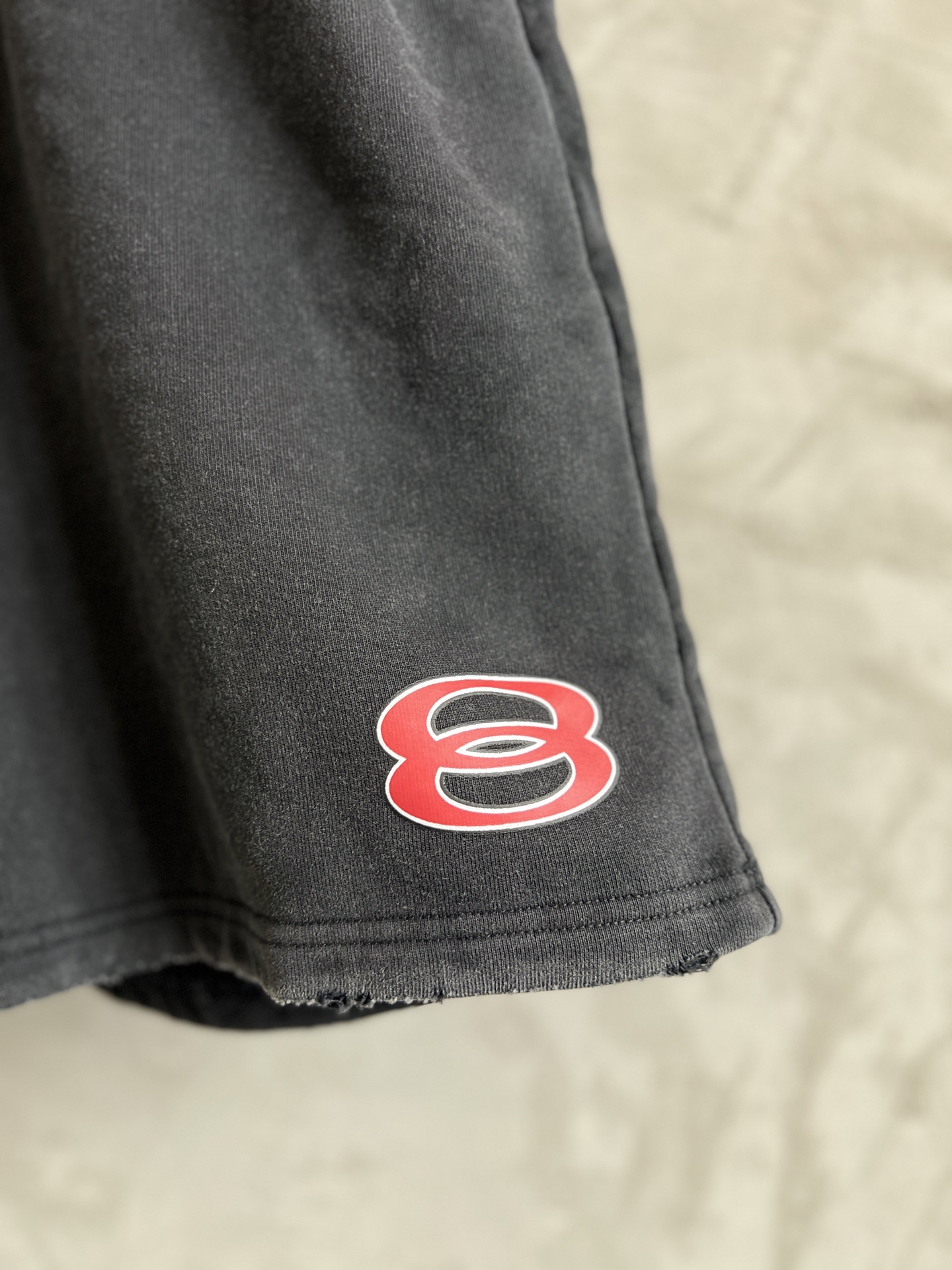 

Balenciaga巴黎世家新款BLCG 2025ss 印花字母双环早春新款经典双环印花磨洗水短裤 