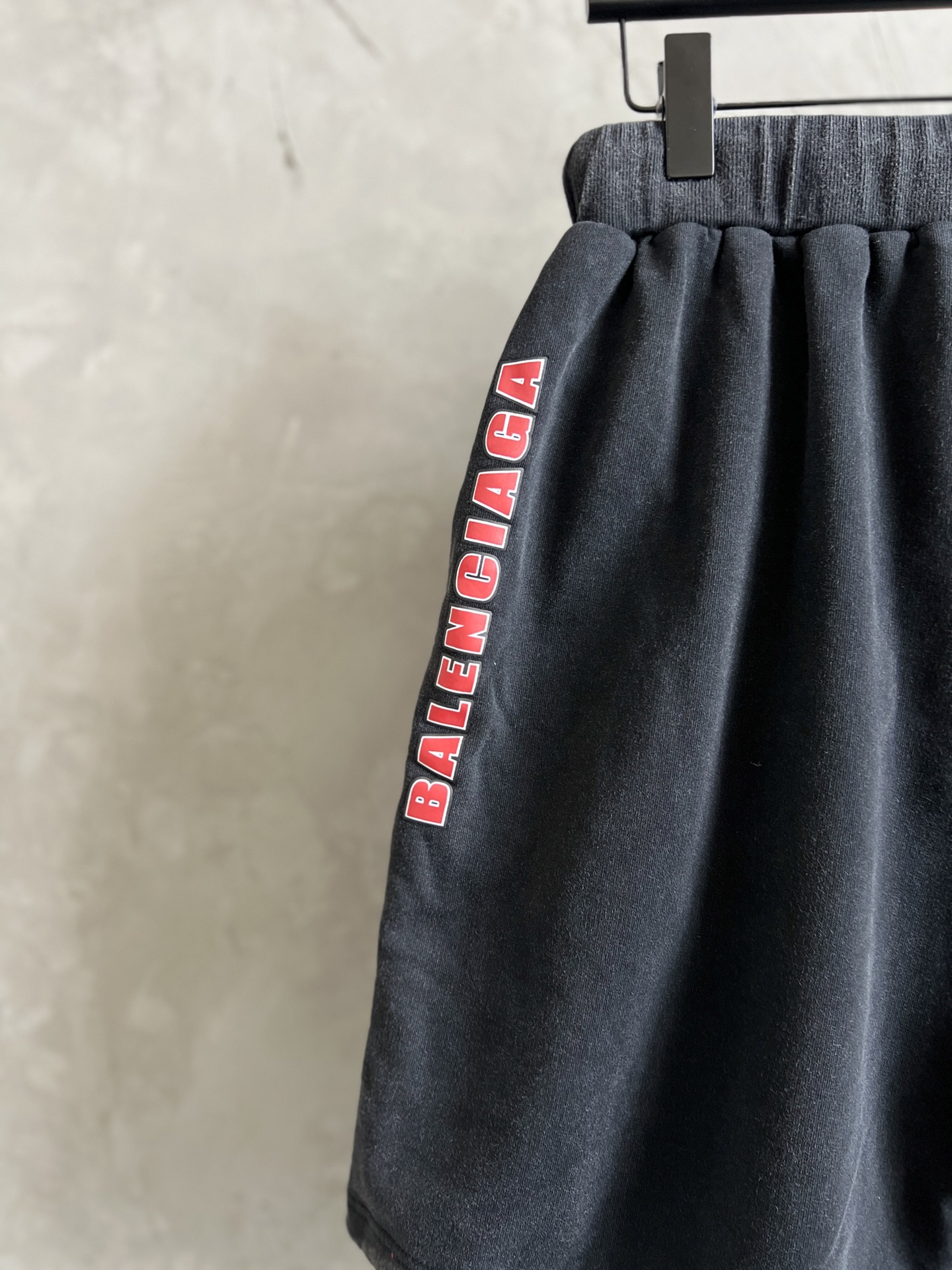 

Balenciaga巴黎世家新款BLCG 2025ss 印花字母双环早春新款经典双环印花磨洗水短裤 