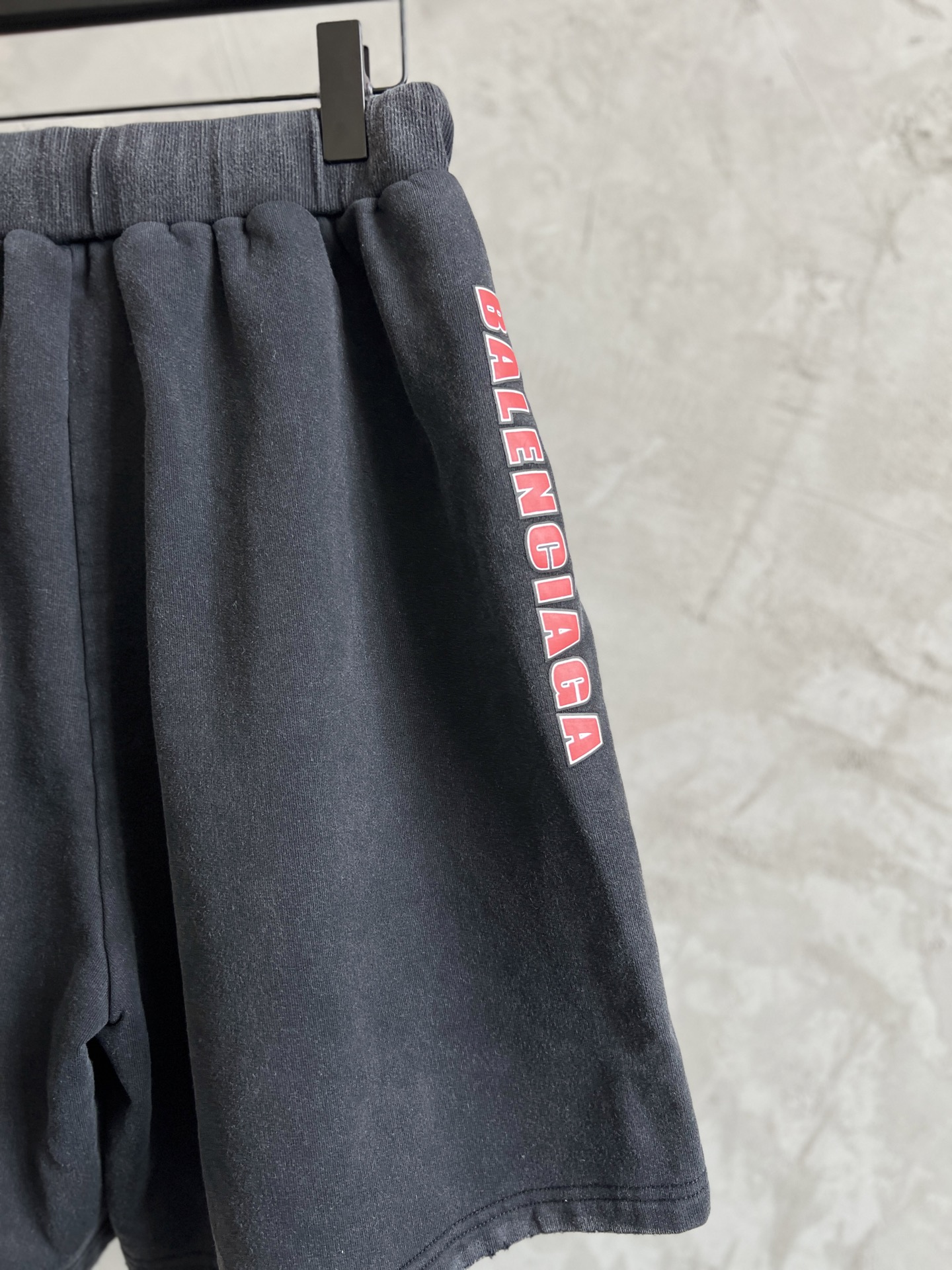 

Balenciaga巴黎世家新款BLCG 2025ss 印花字母双环早春新款经典双环印花磨洗水短裤 