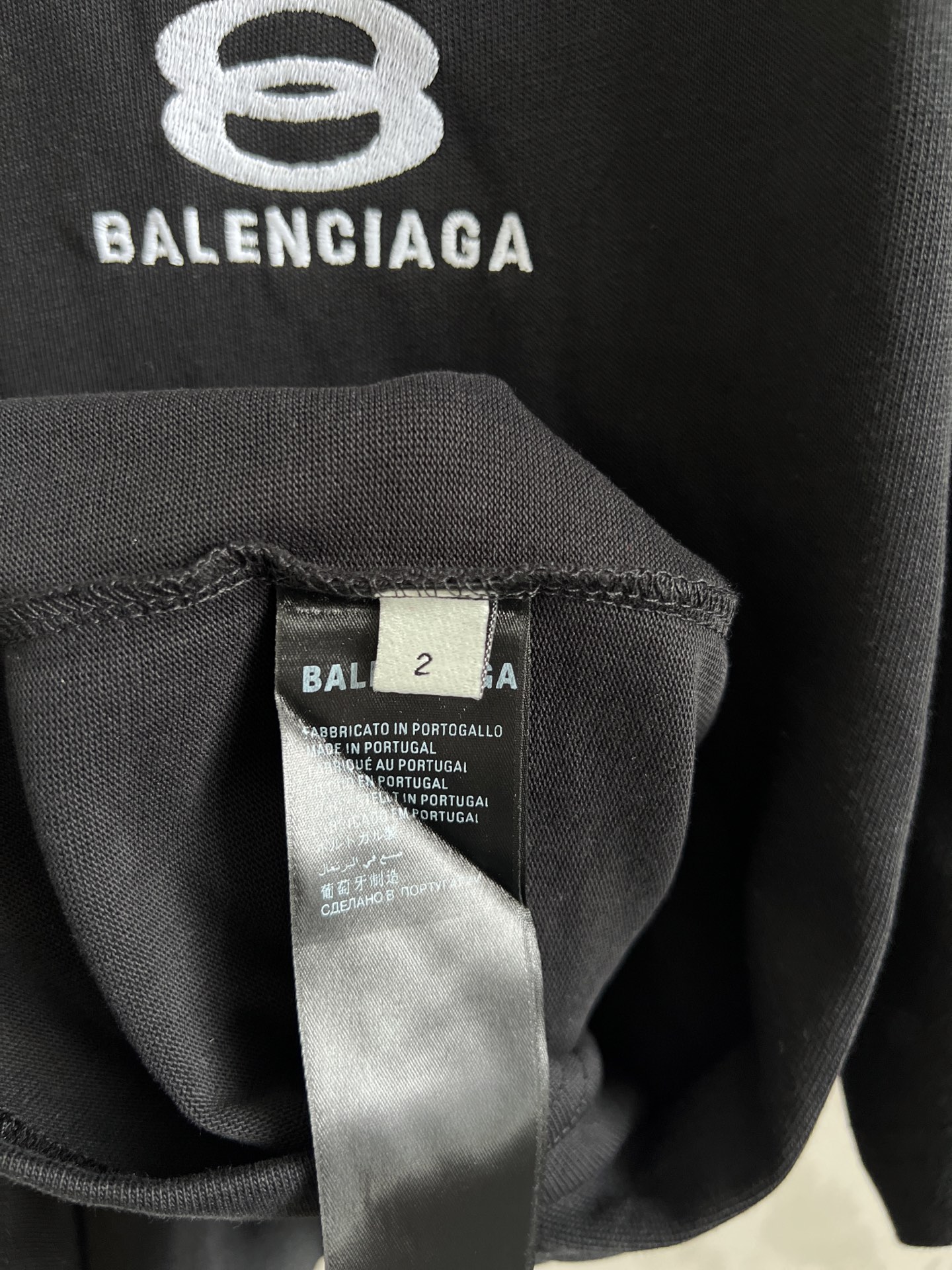 

Balenciaga巴黎世家 双环字母绣花圆领短袖T恤 采用纯棉柔软面料，袖子拼接5条织带，纯棉织带